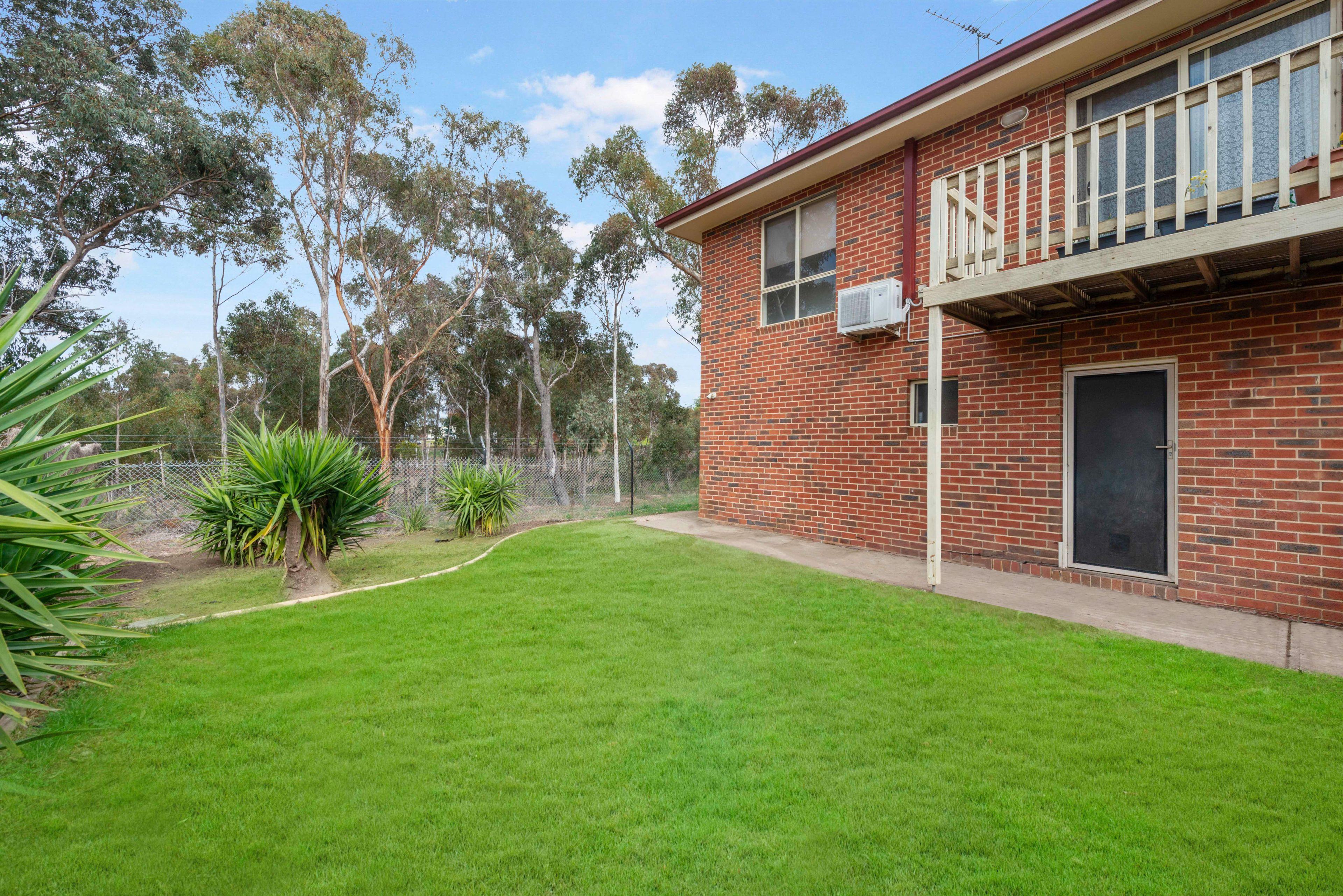 SPACIOUS TOWNHOUSE - GREAT LOCATION