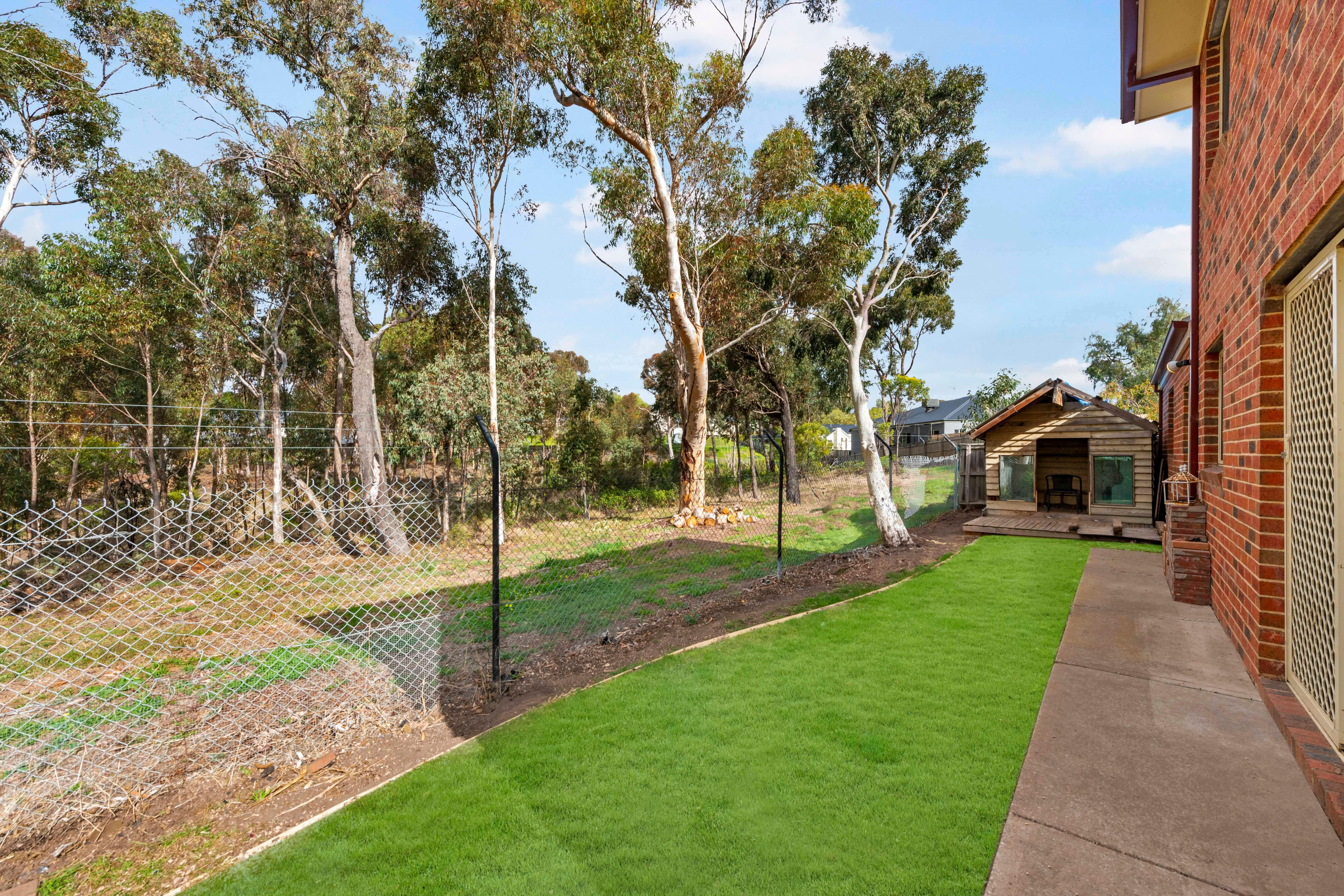 SPACIOUS TOWNHOUSE - GREAT LOCATION