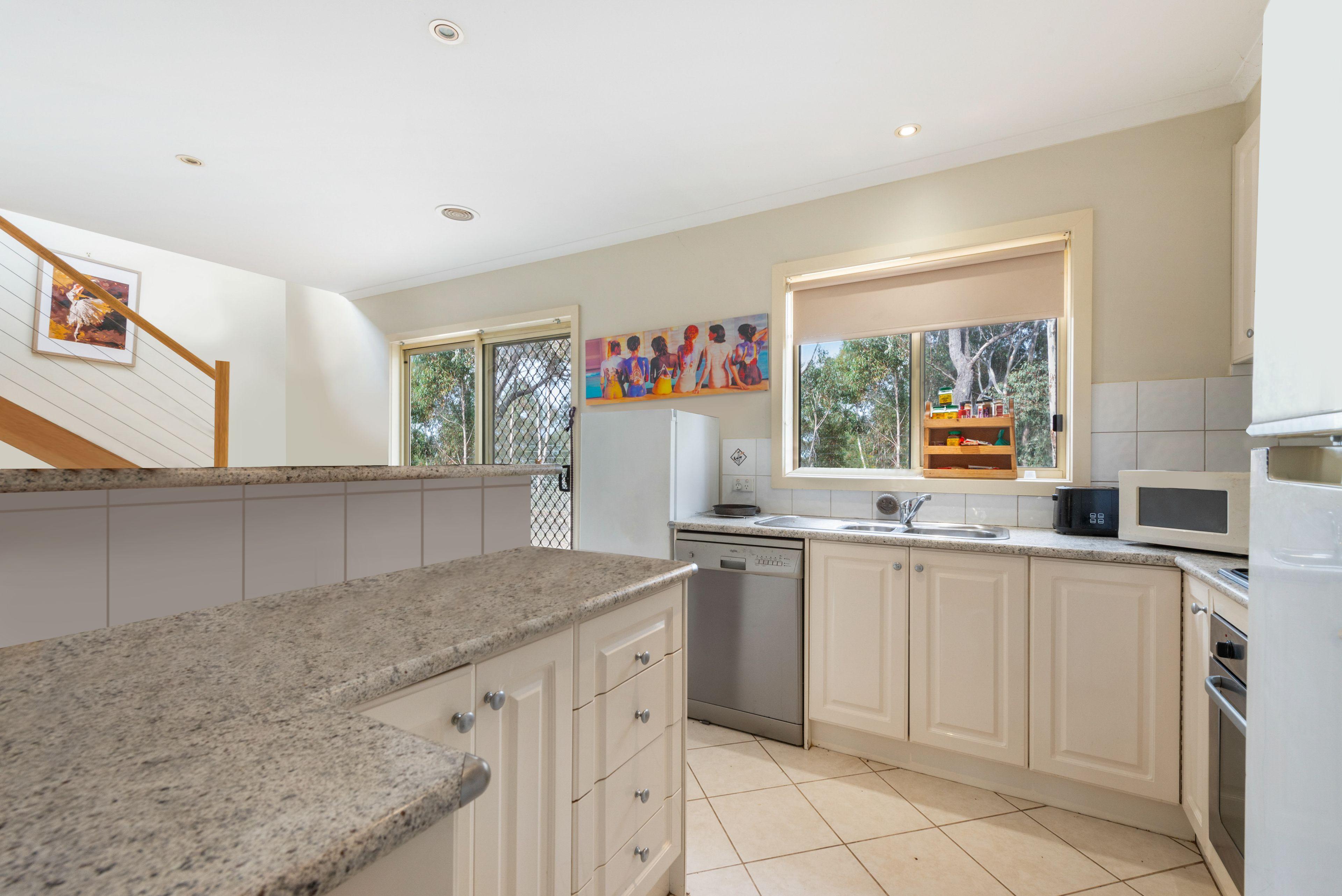 SPACIOUS TOWNHOUSE - GREAT LOCATION