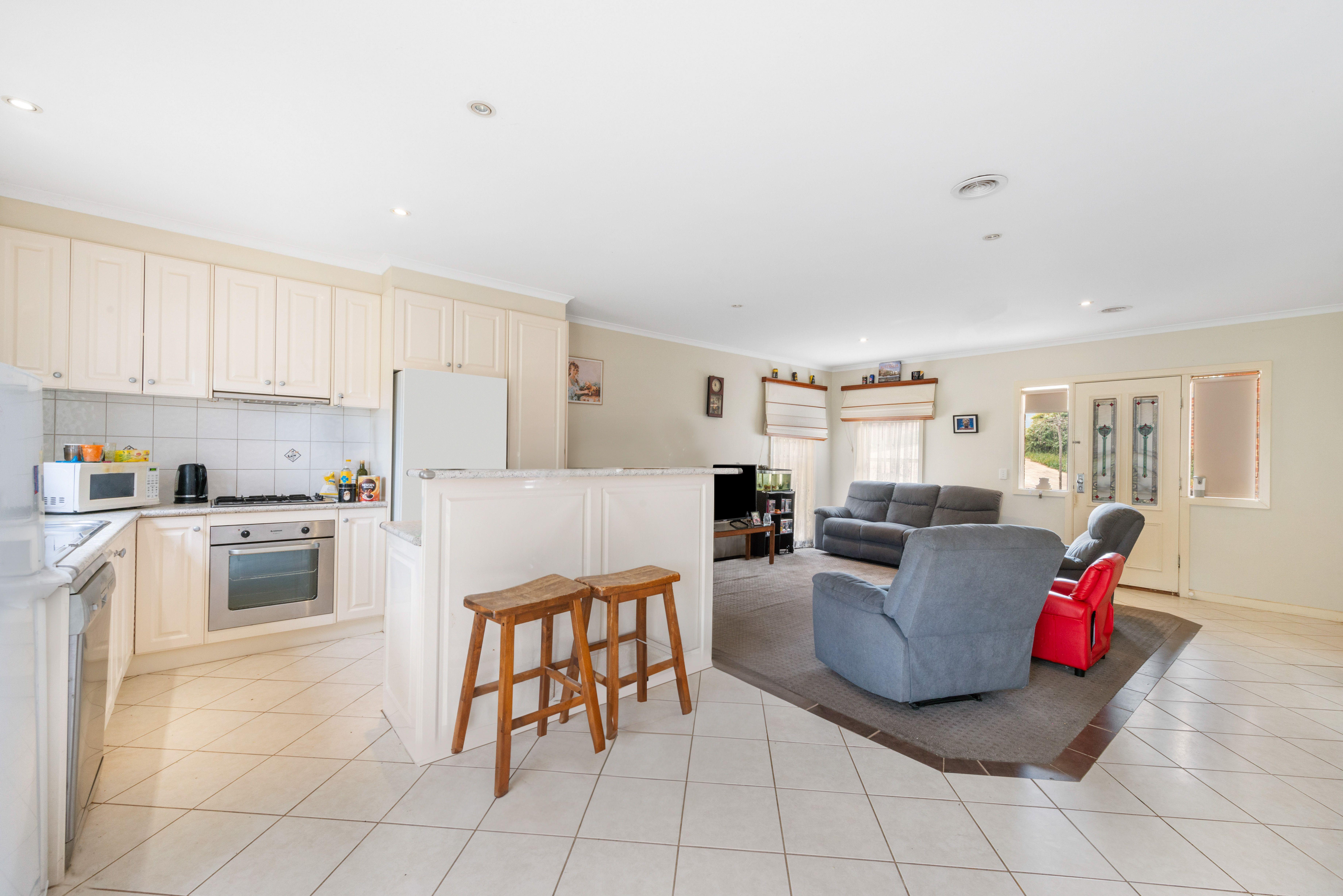 SPACIOUS TOWNHOUSE - GREAT LOCATION