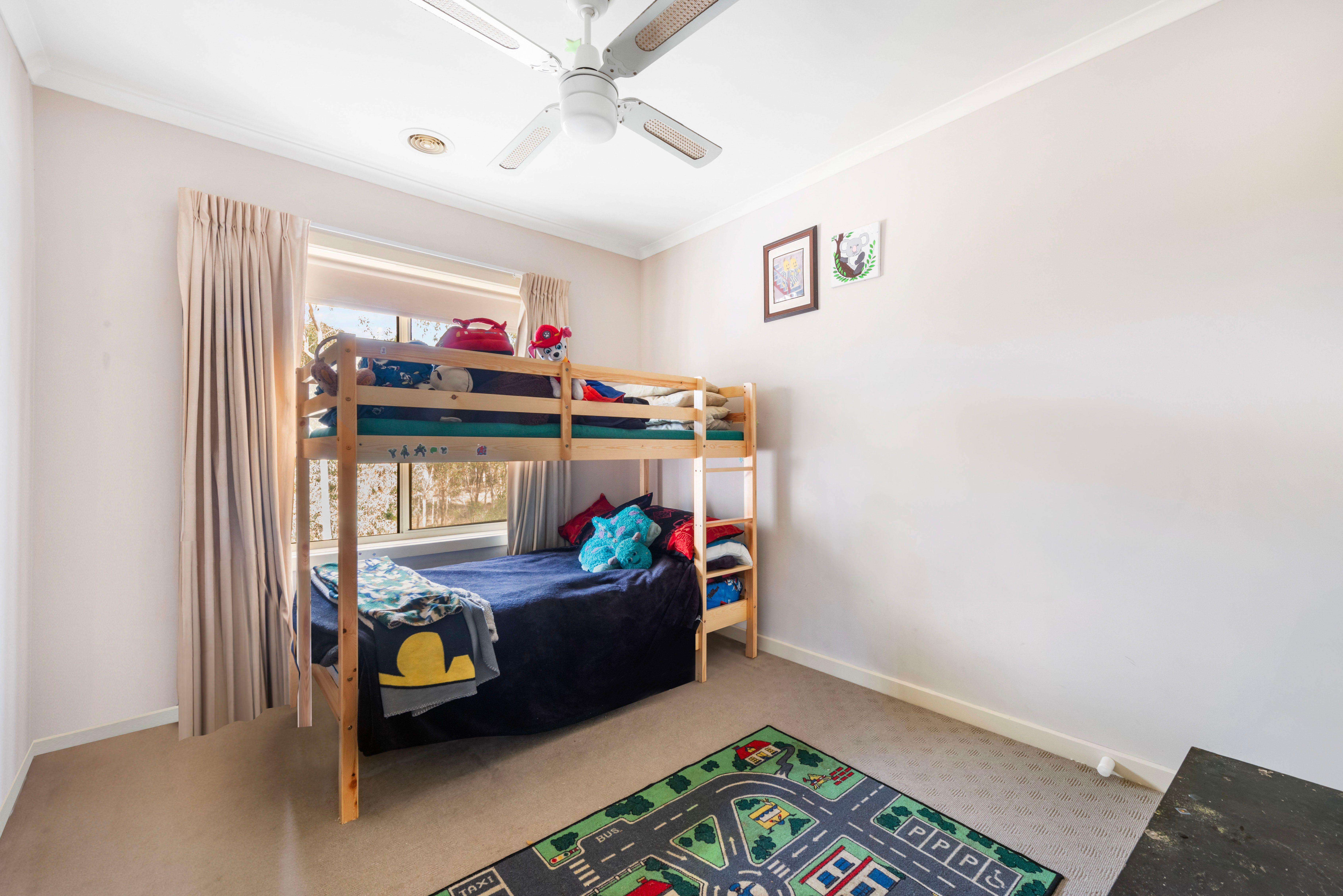 SPACIOUS TOWNHOUSE - GREAT LOCATION