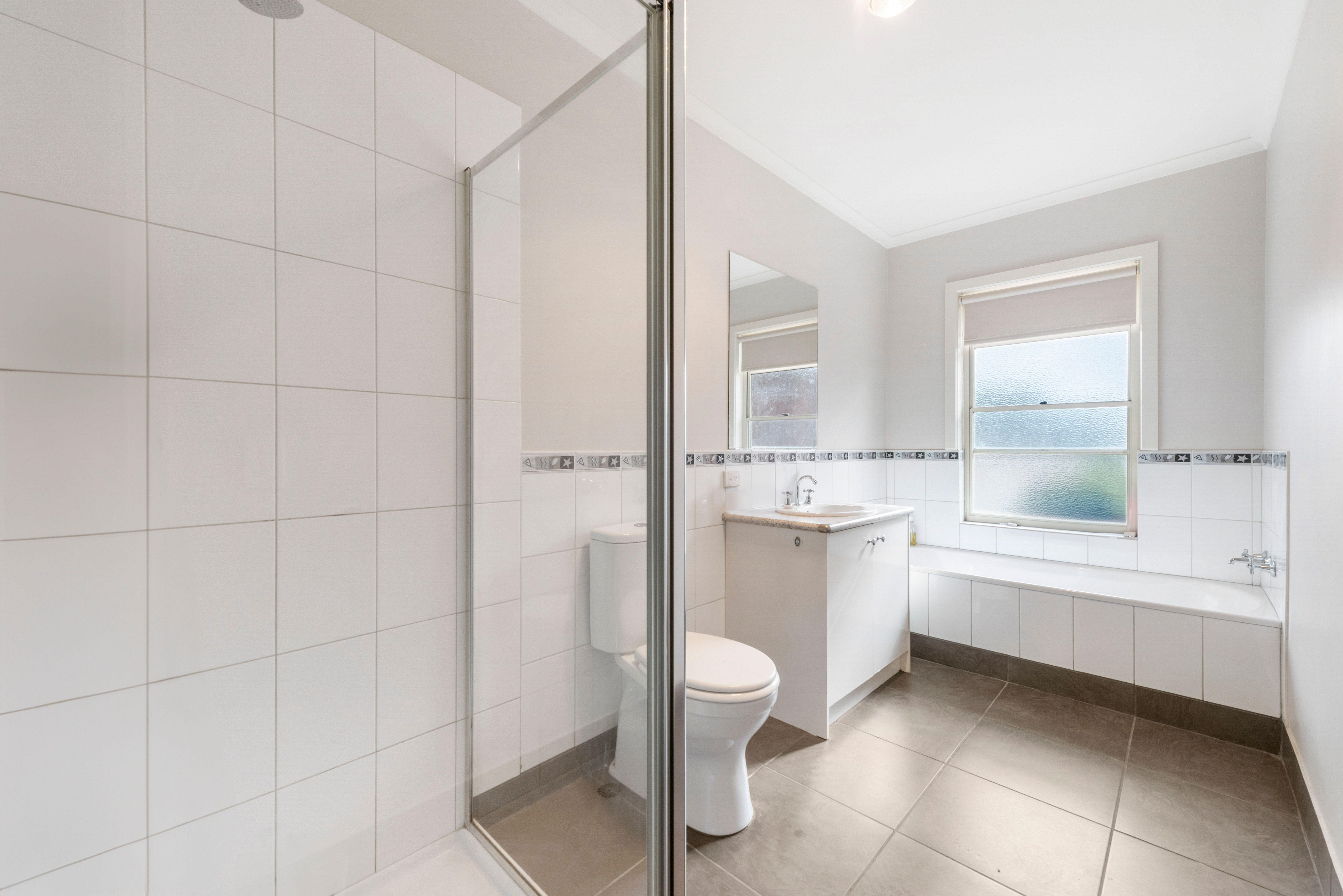 SPACIOUS TOWNHOUSE - GREAT LOCATION