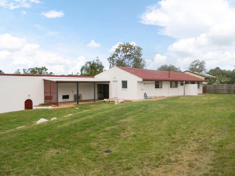 PRIVATE MOUNT OMMANEY AREA  -SPLIT LEVEL DWELLING -  4 BED, 2 BATH, DOUBLE GARAGE + AIR CON
