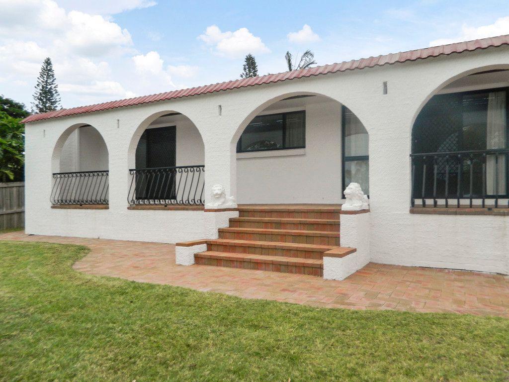 PRIVATE MOUNT OMMANEY AREA  -SPLIT LEVEL DWELLING -  4 BED, 2 BATH, DOUBLE GARAGE + AIR CON