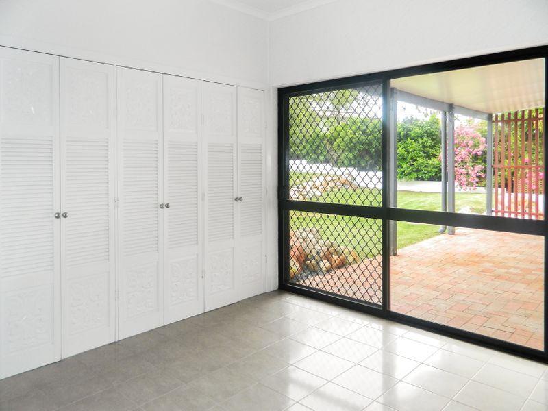 PRIVATE MOUNT OMMANEY AREA  -SPLIT LEVEL DWELLING -  4 BED, 2 BATH, DOUBLE GARAGE + AIR CON