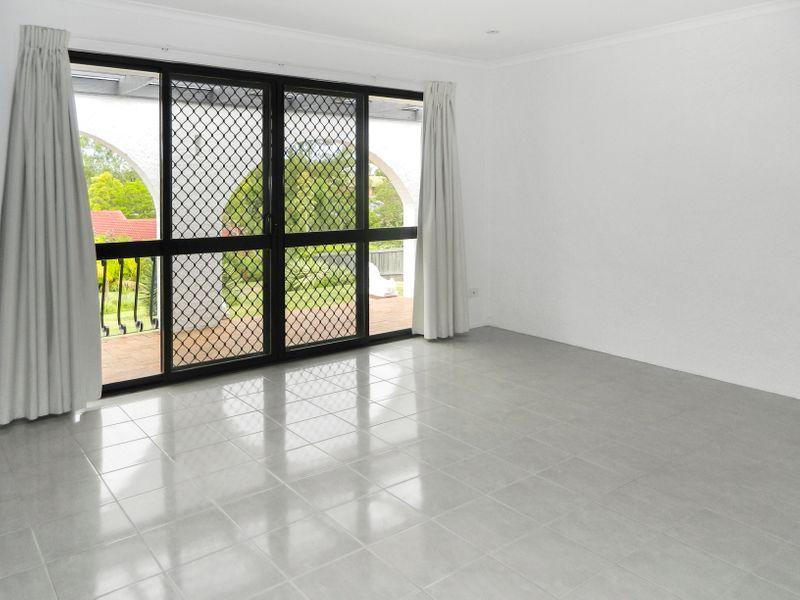 PRIVATE MOUNT OMMANEY AREA  -SPLIT LEVEL DWELLING -  4 BED, 2 BATH, DOUBLE GARAGE + AIR CON