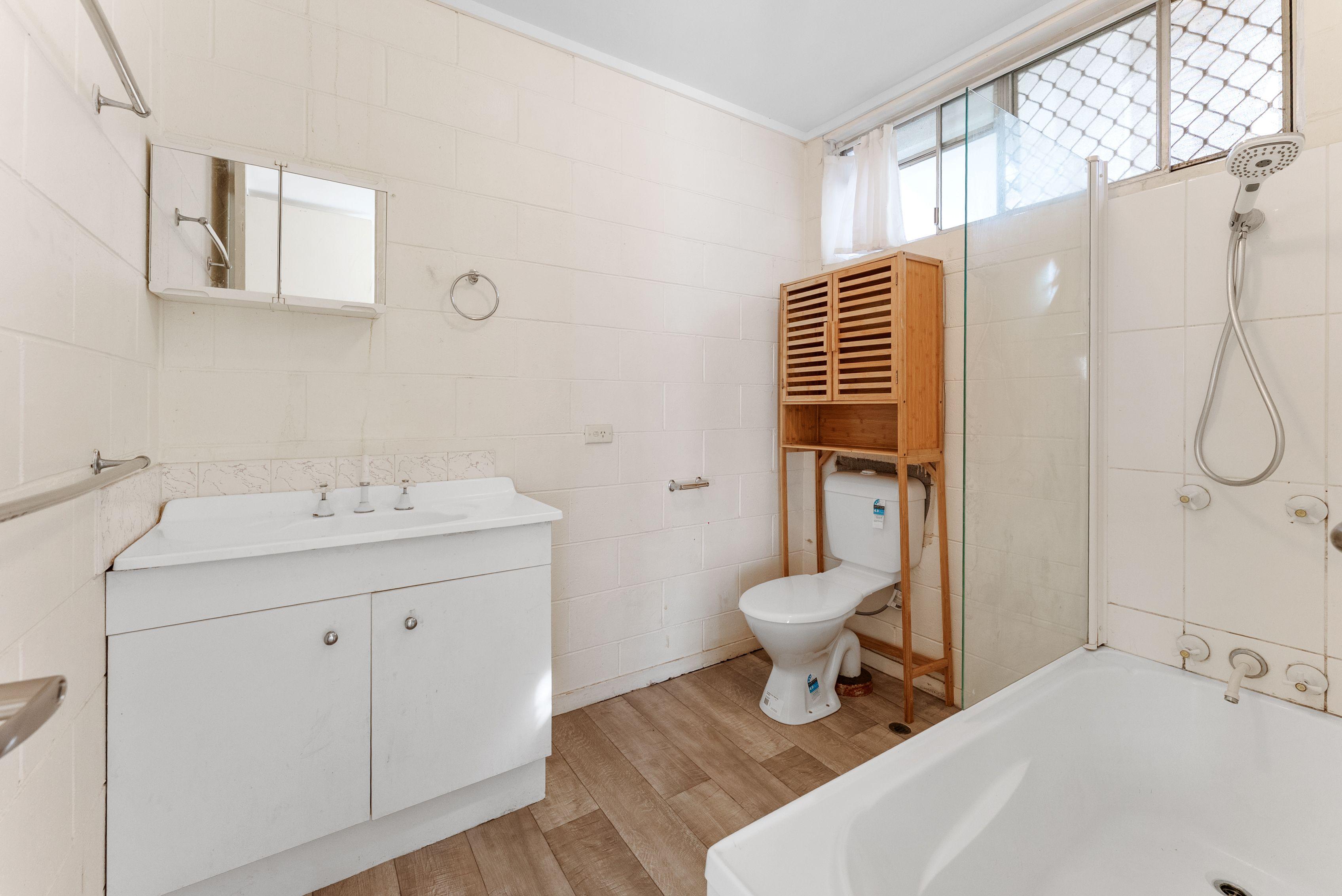 Lovely One Bedroom Downstairs Unit with Plenty of Storage !