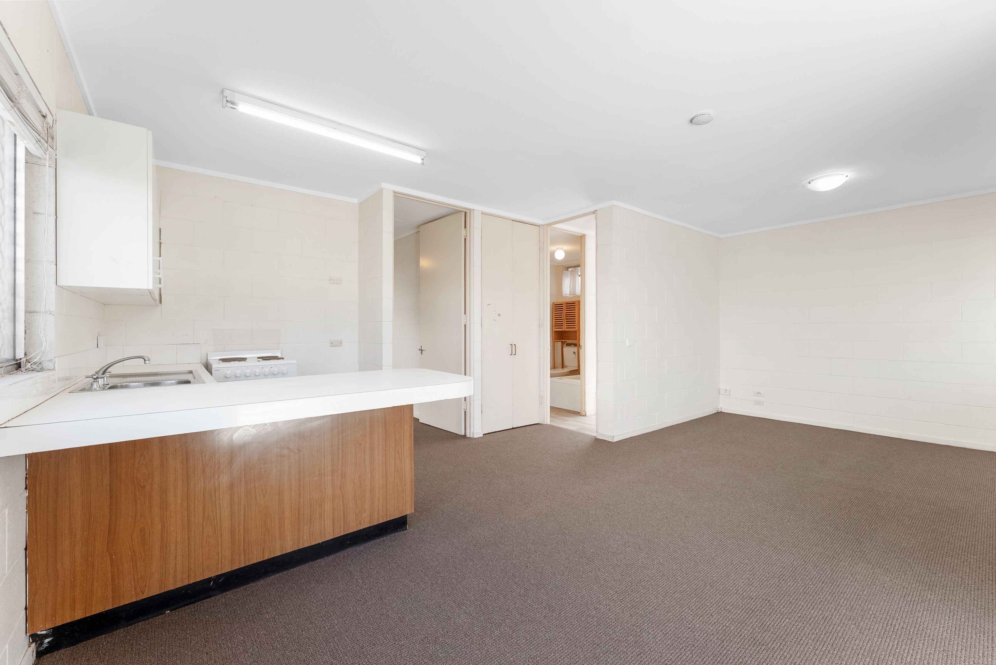 Lovely One Bedroom Downstairs Unit with Plenty of Storage !