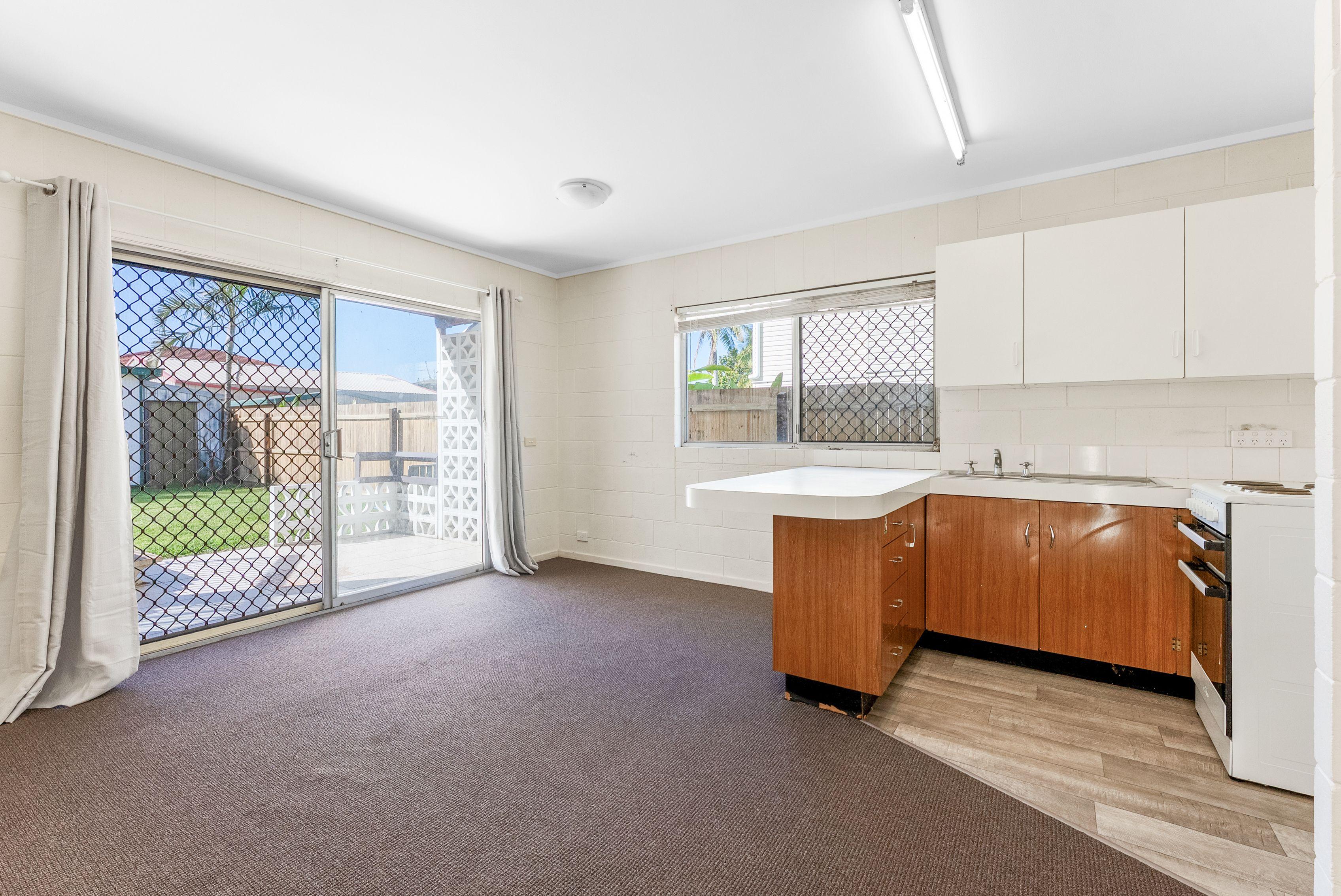 Lovely One Bedroom Downstairs Unit with Plenty of Storage !