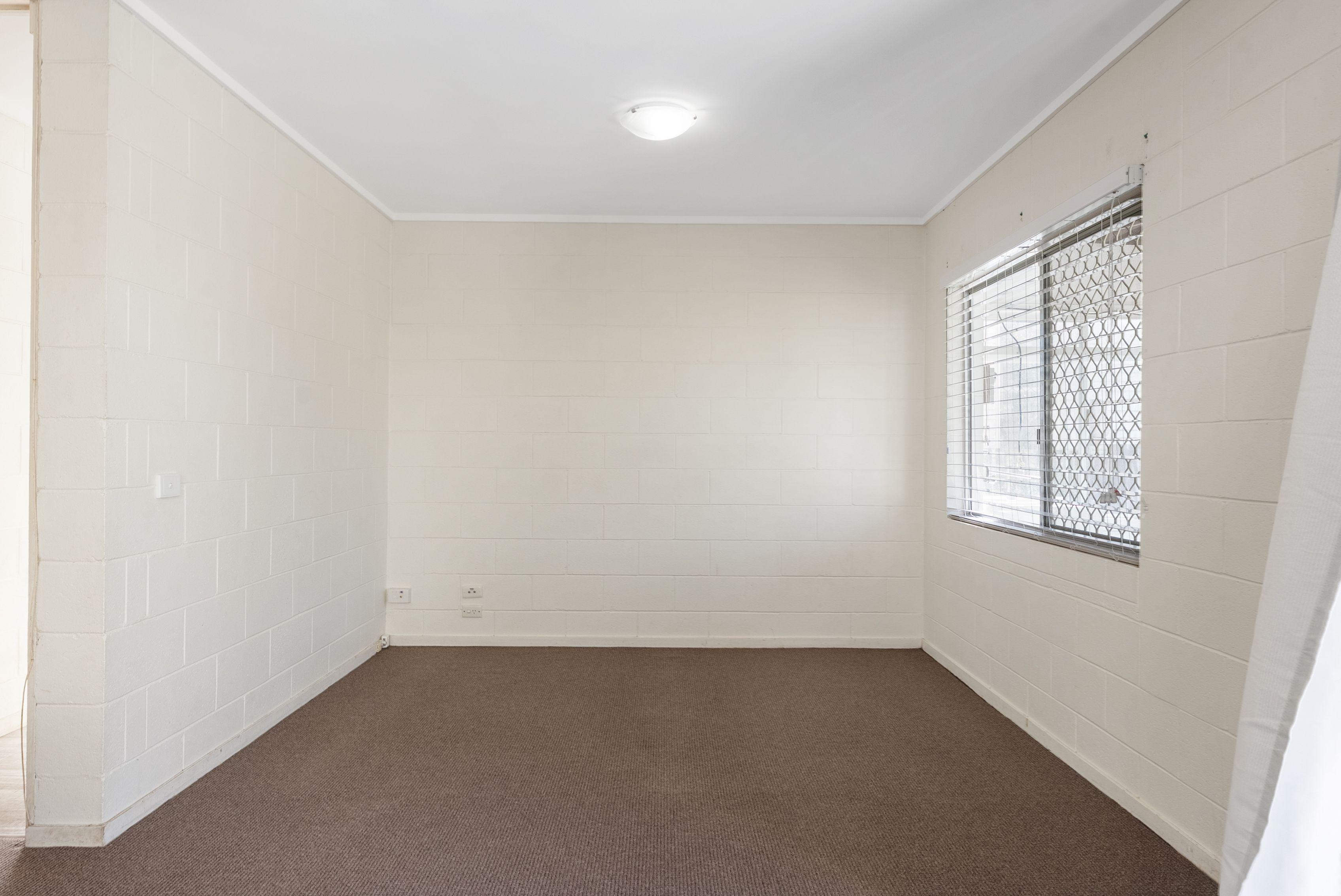 Lovely One Bedroom Downstairs Unit with Plenty of Storage !
