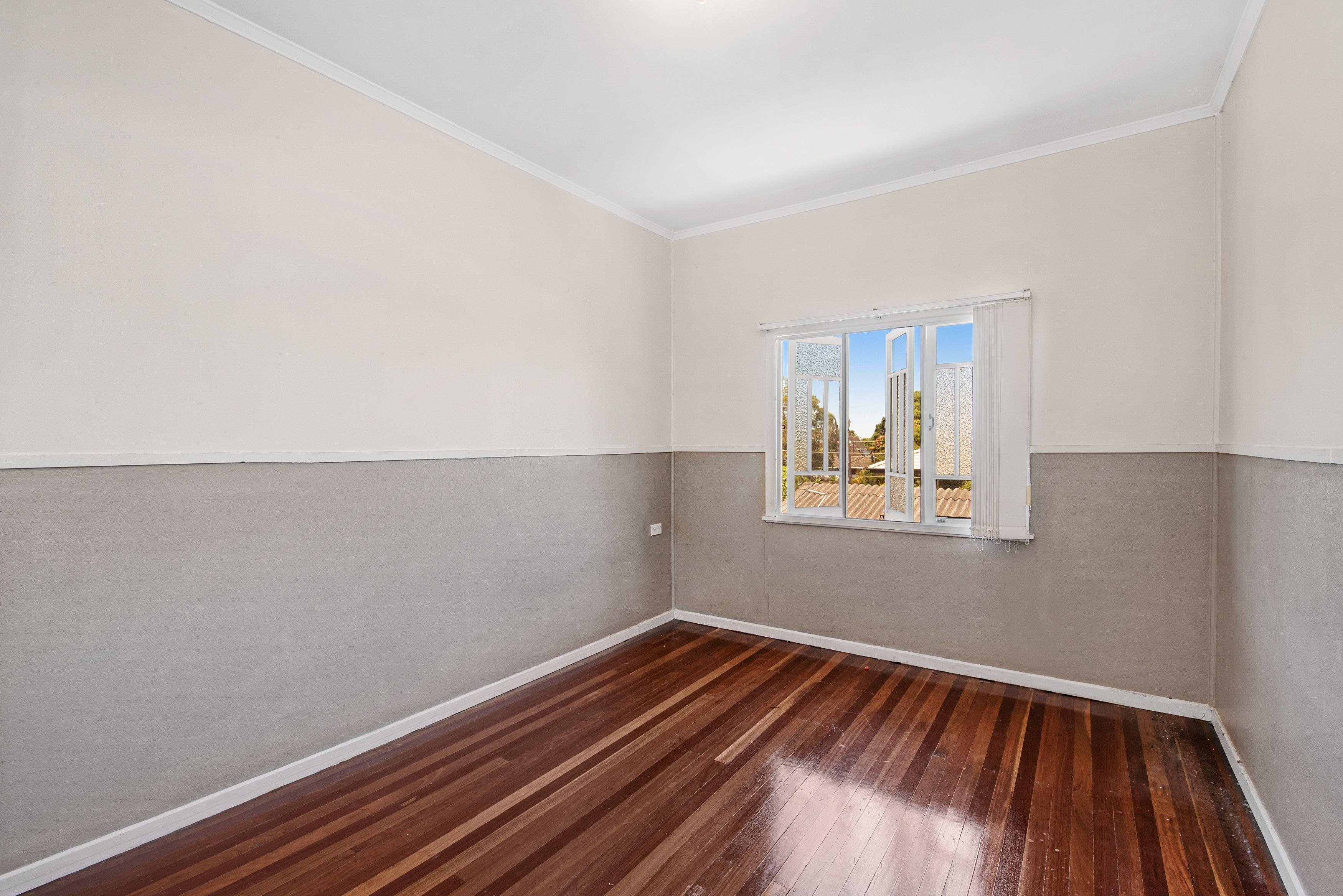 Spacious Upstairs Unit in a Convenient Location