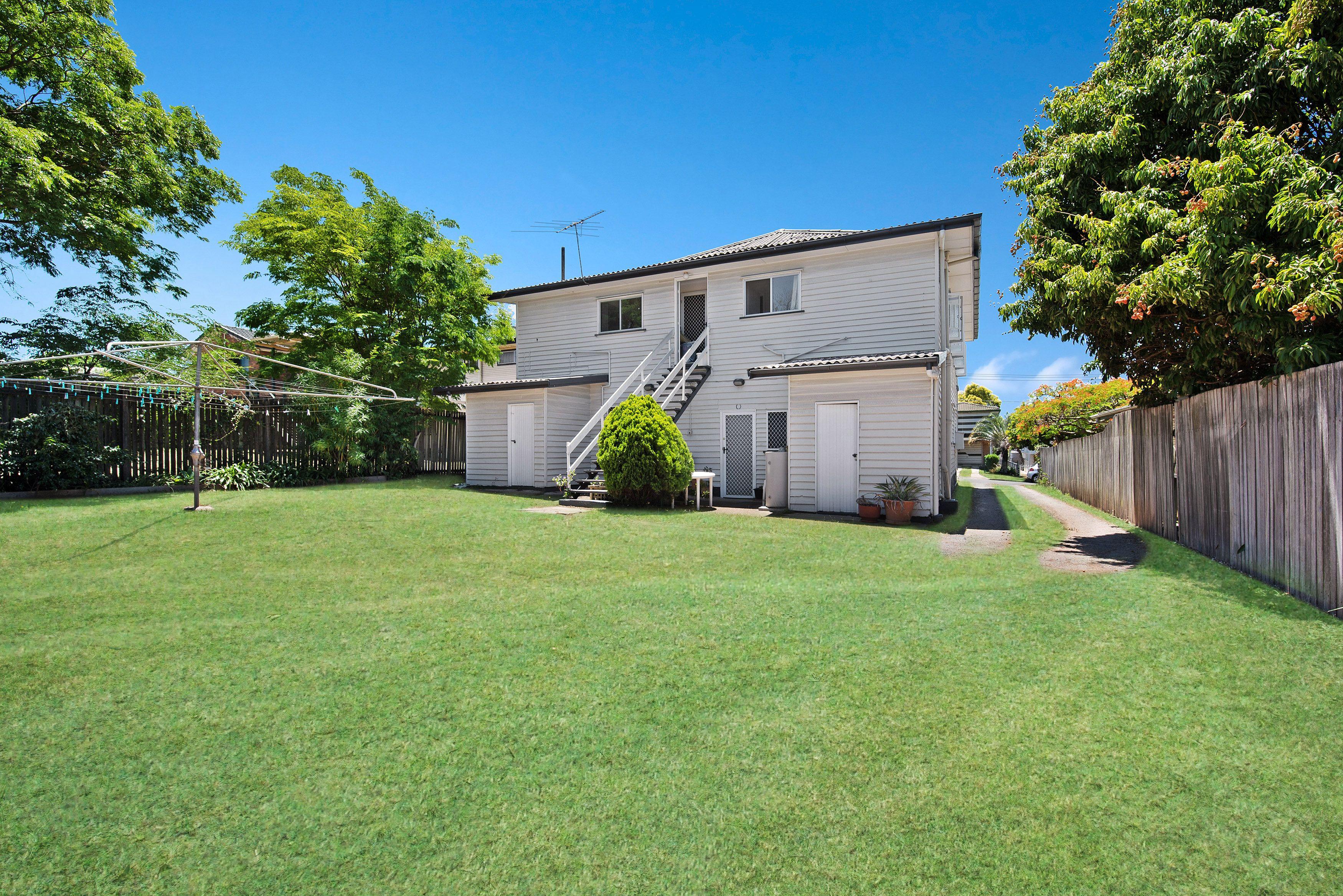 Spacious Upstairs Unit in a Convenient Location