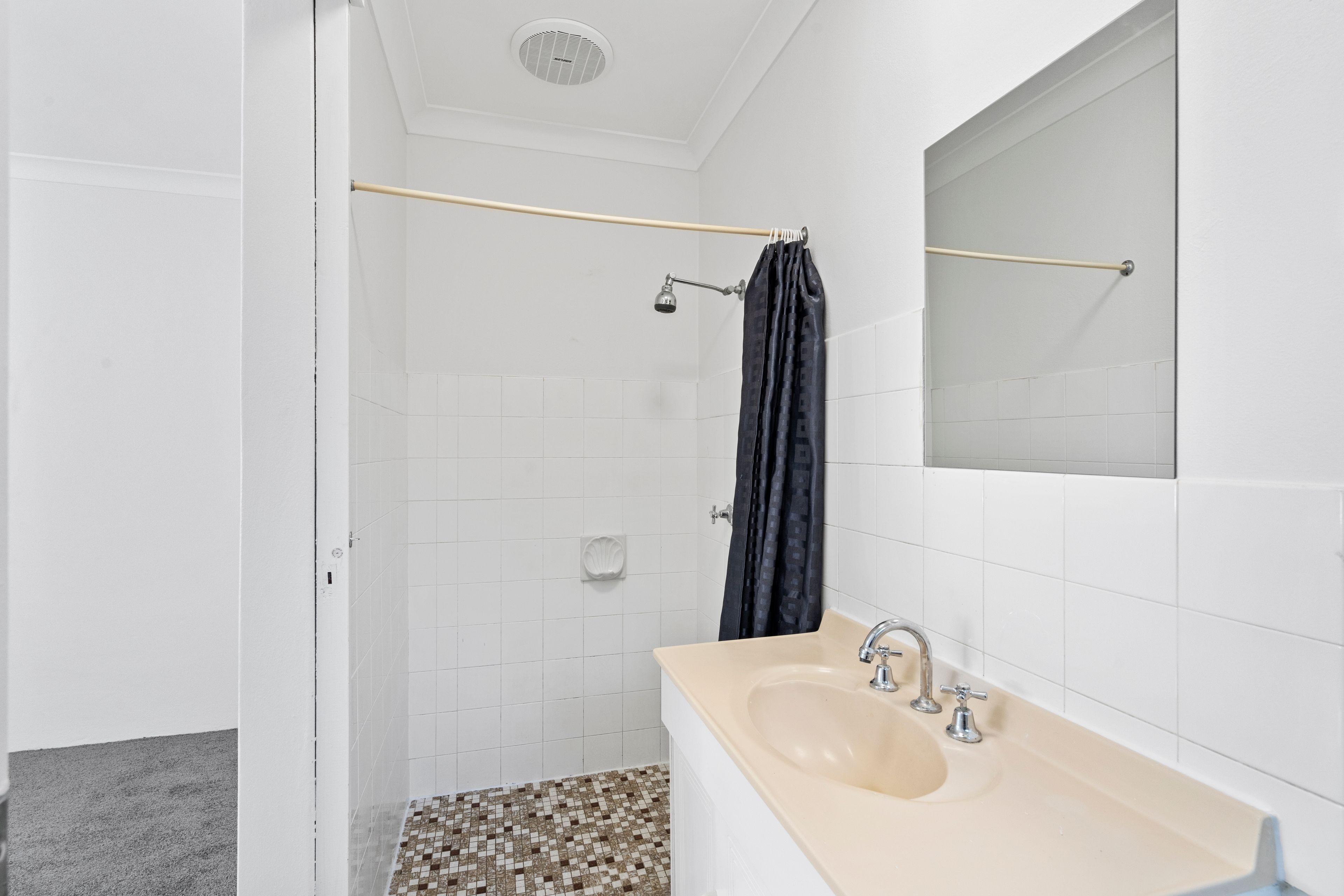 Neat 1 bedroom unit in great location