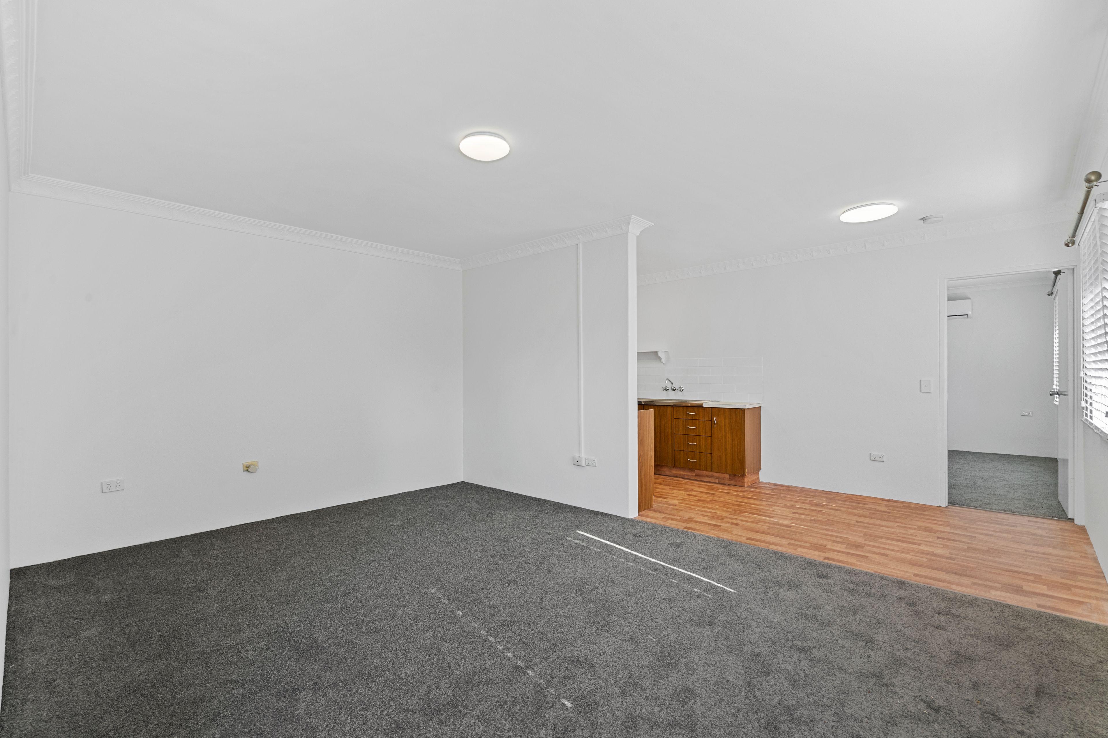 Neat 1 bedroom unit in great location