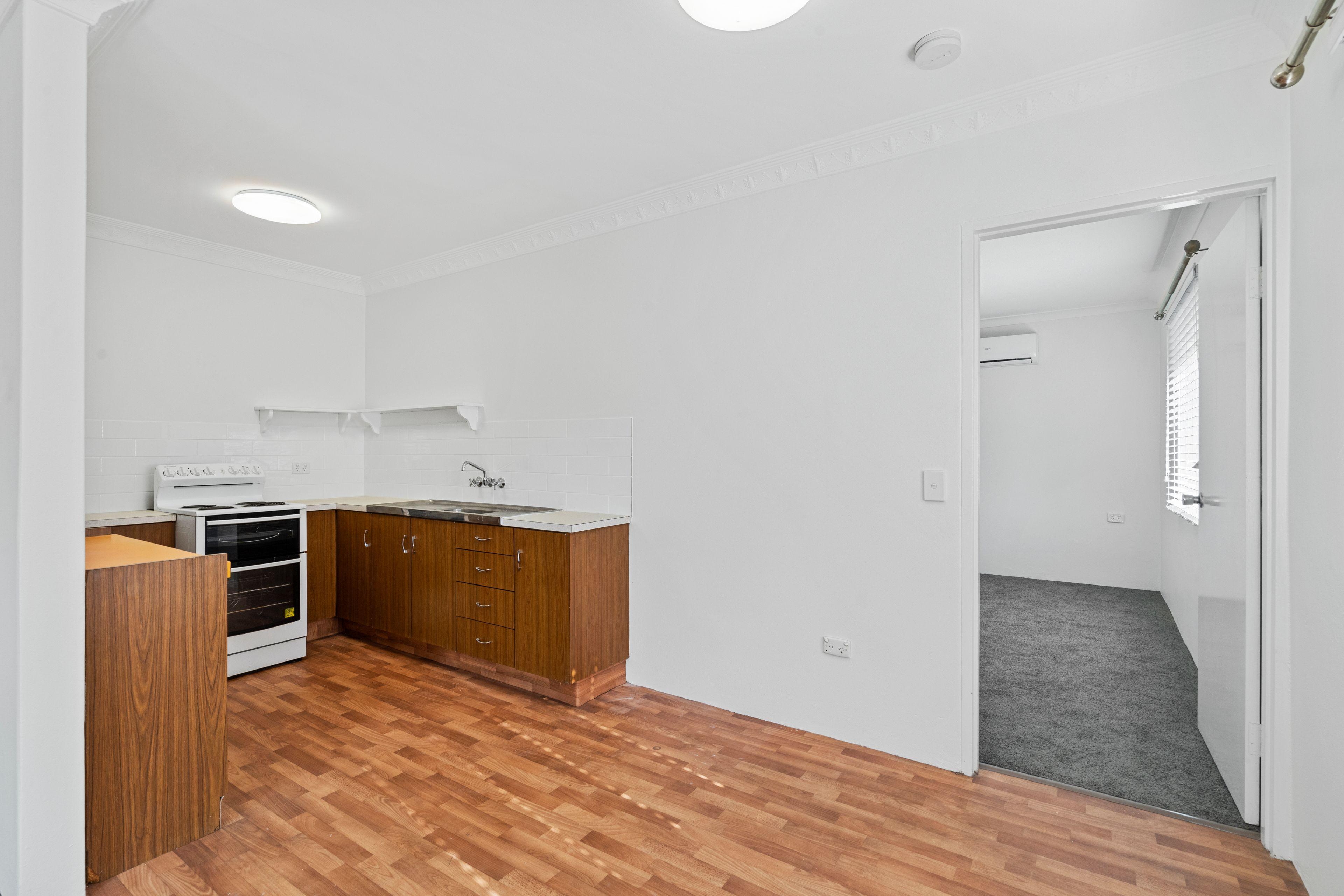 Neat 1 bedroom unit in great location