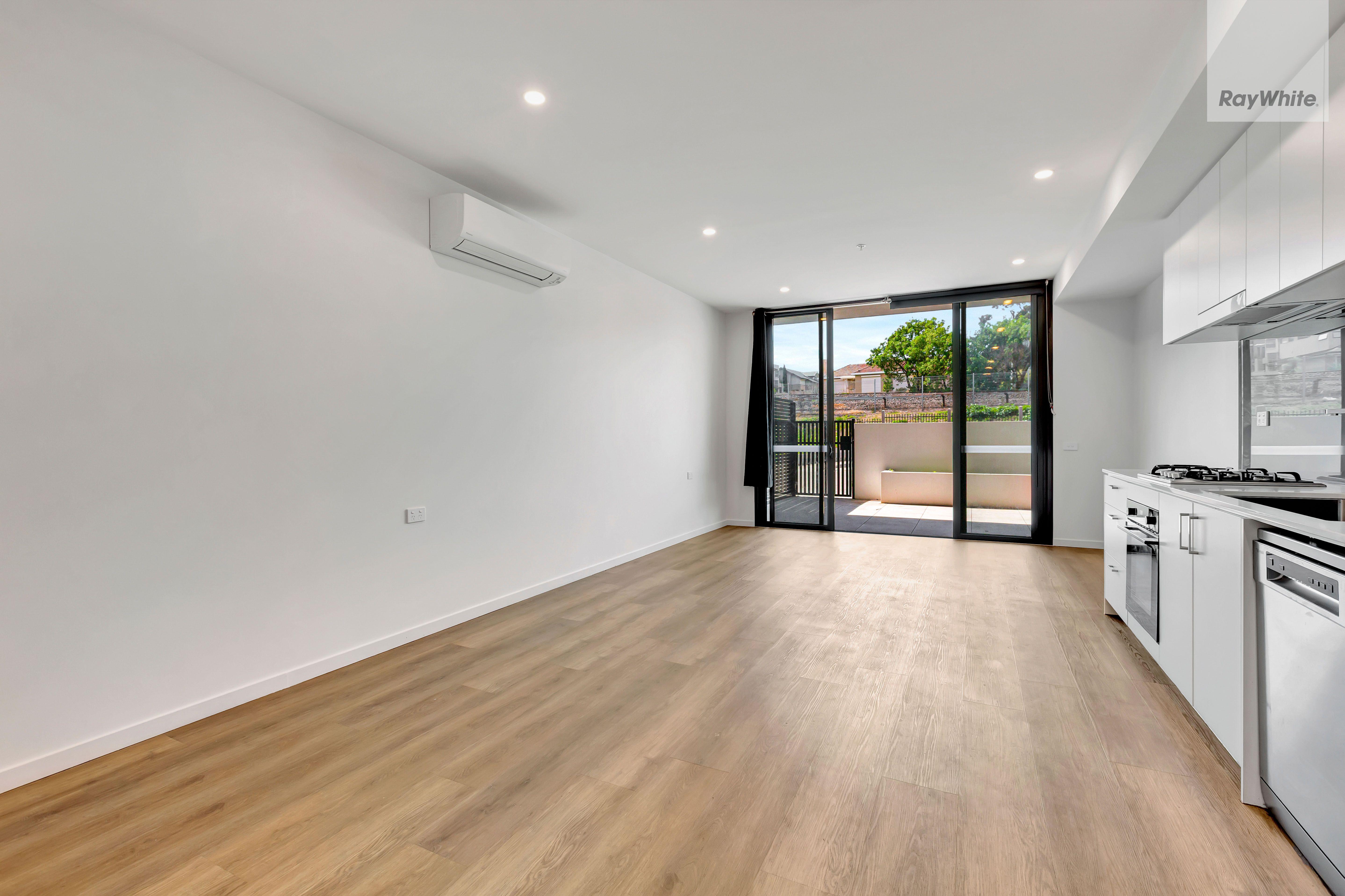 Modern Studio with Courtyard Convenience