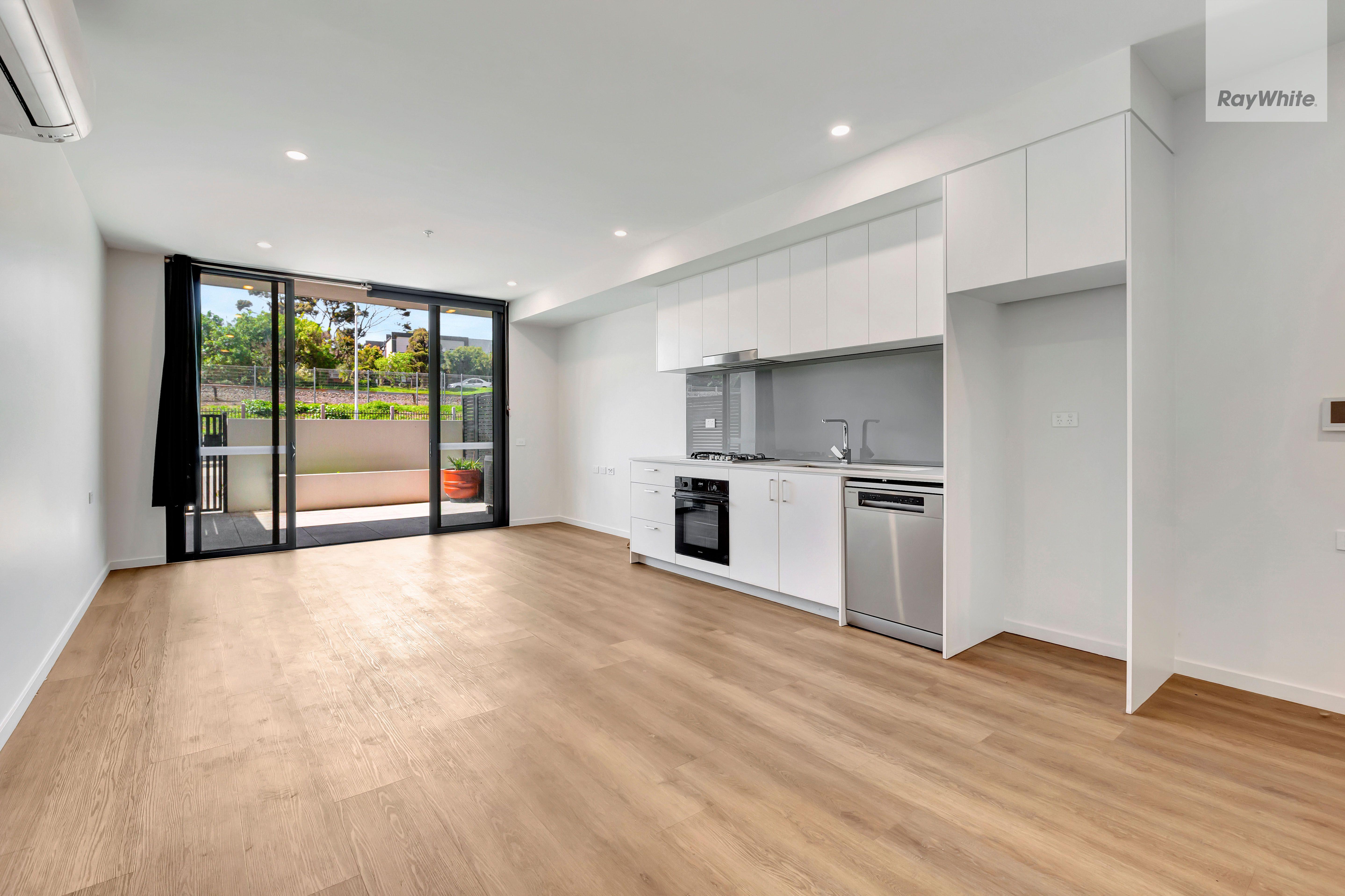 Modern Studio with Courtyard Convenience