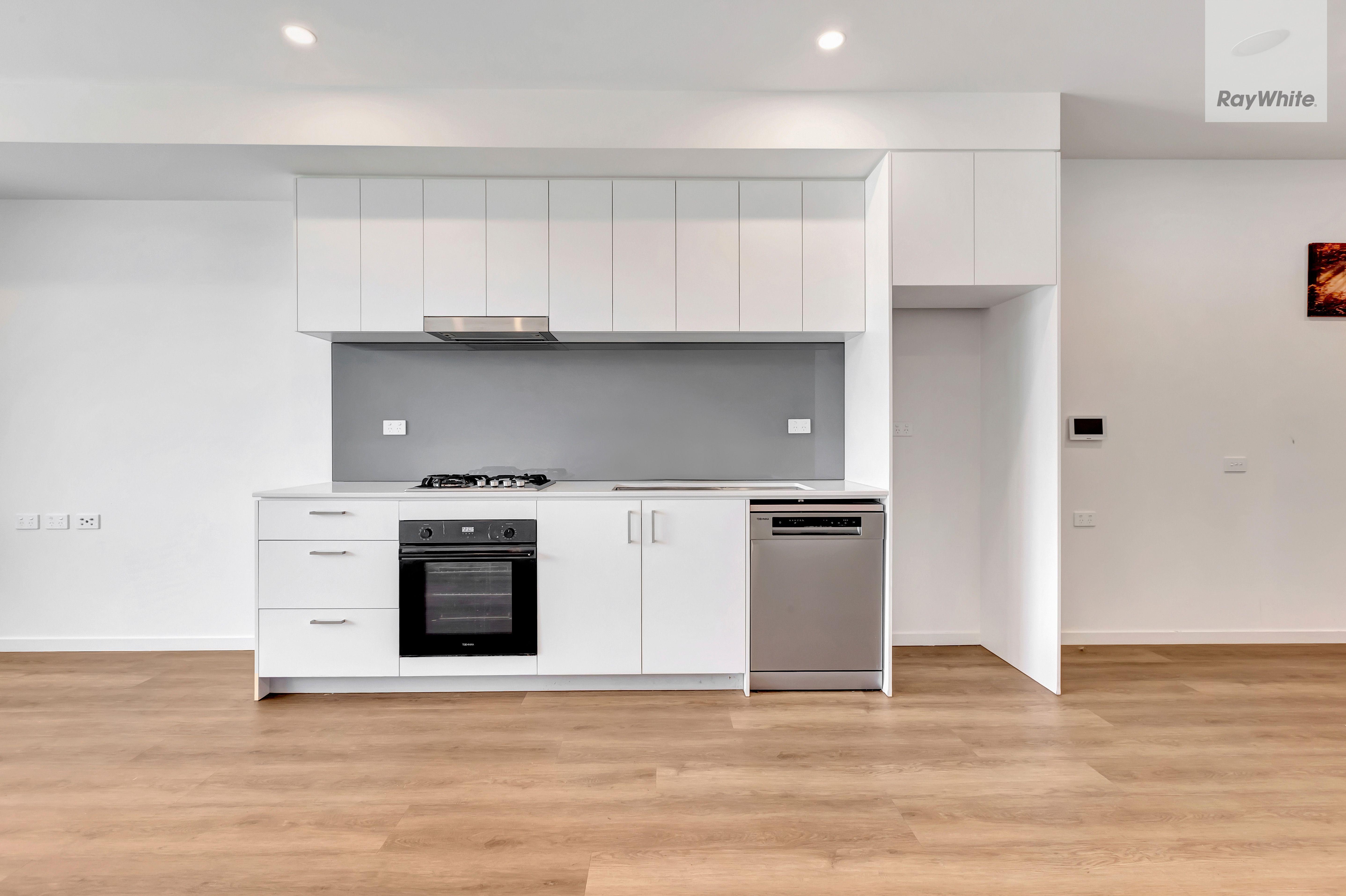 Modern Studio with Courtyard Convenience