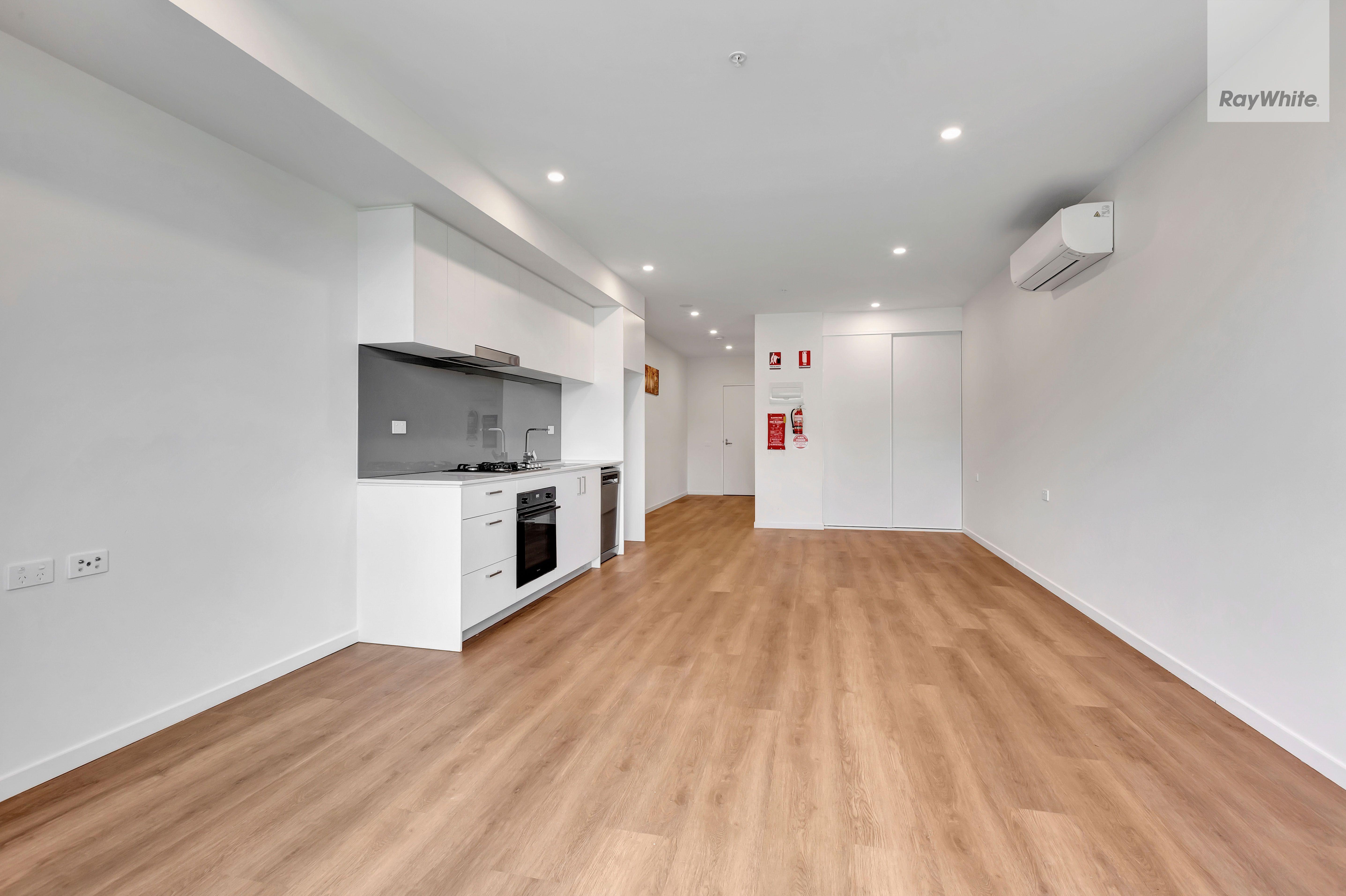 Modern Studio with Courtyard Convenience