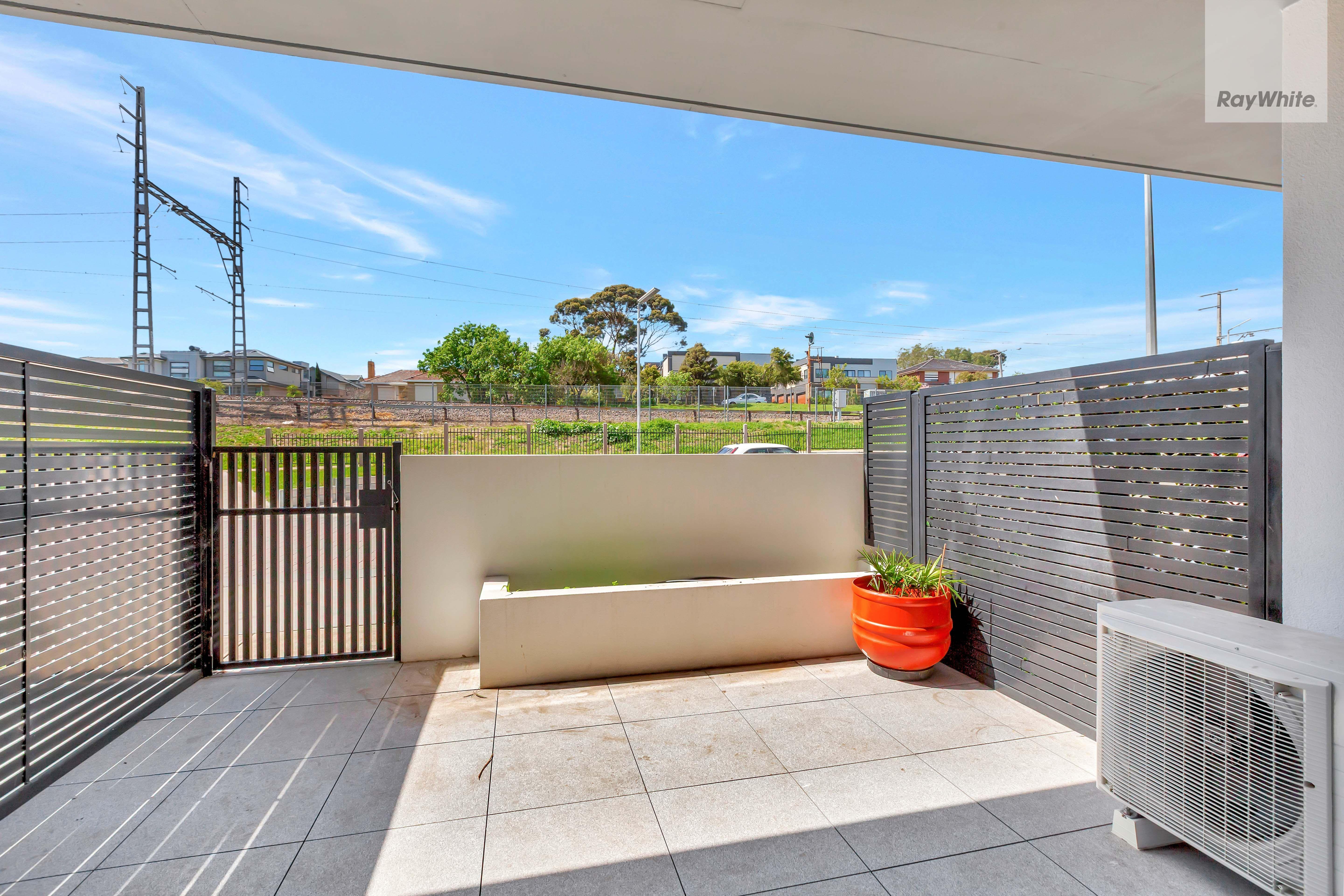 Modern Studio with Courtyard Convenience