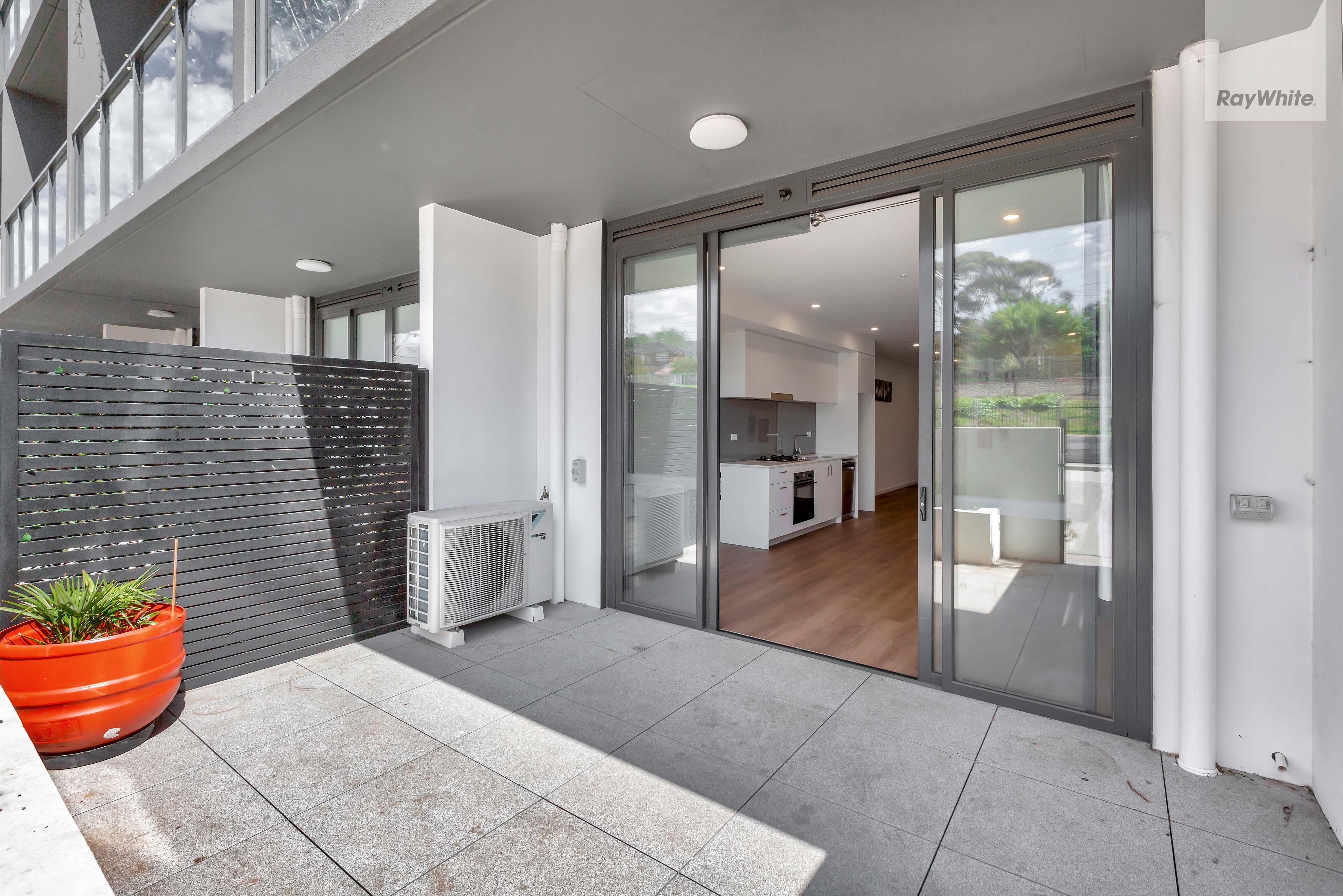 Modern Studio with Courtyard Convenience