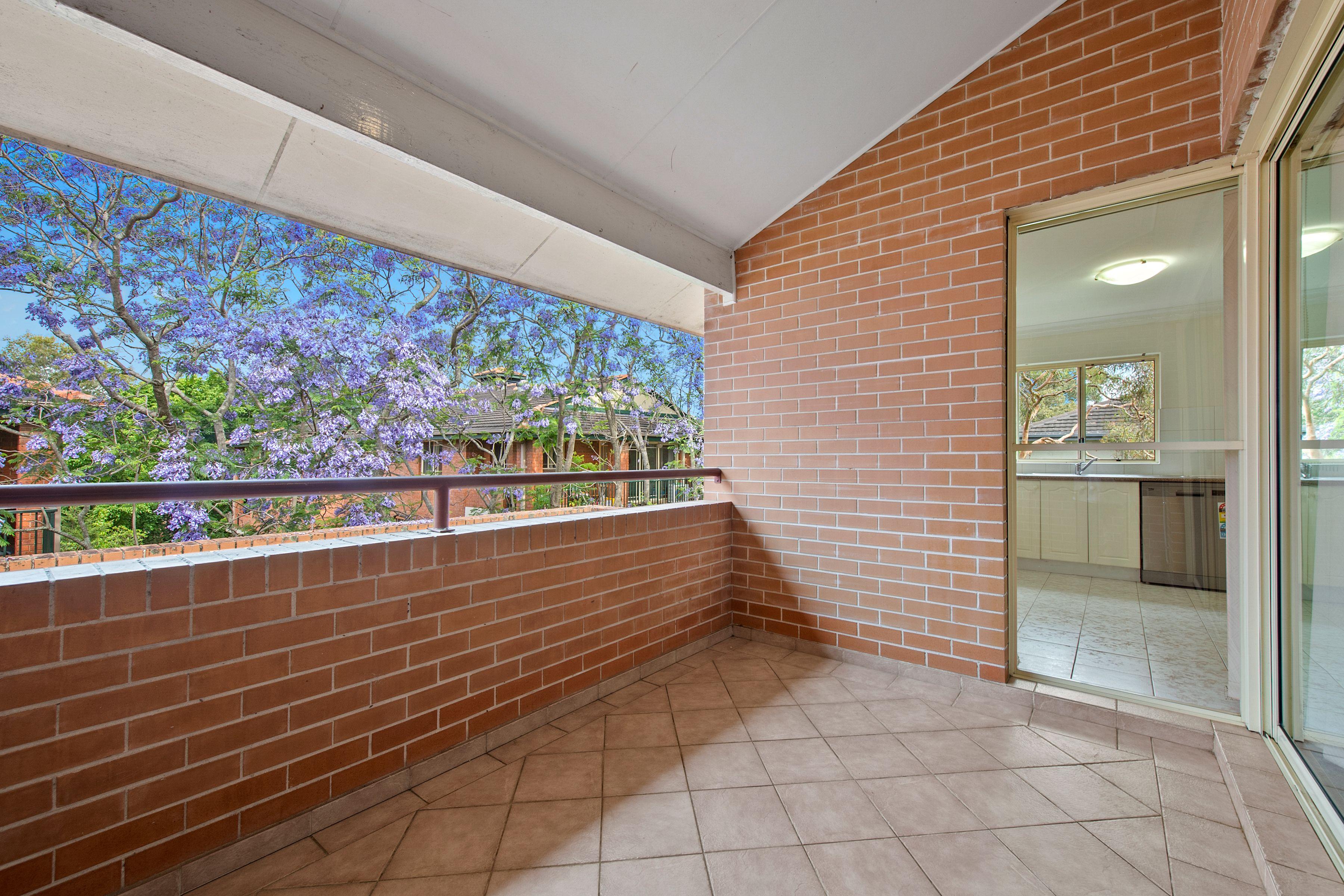 Spacious Top Floor Unit, Gas Included