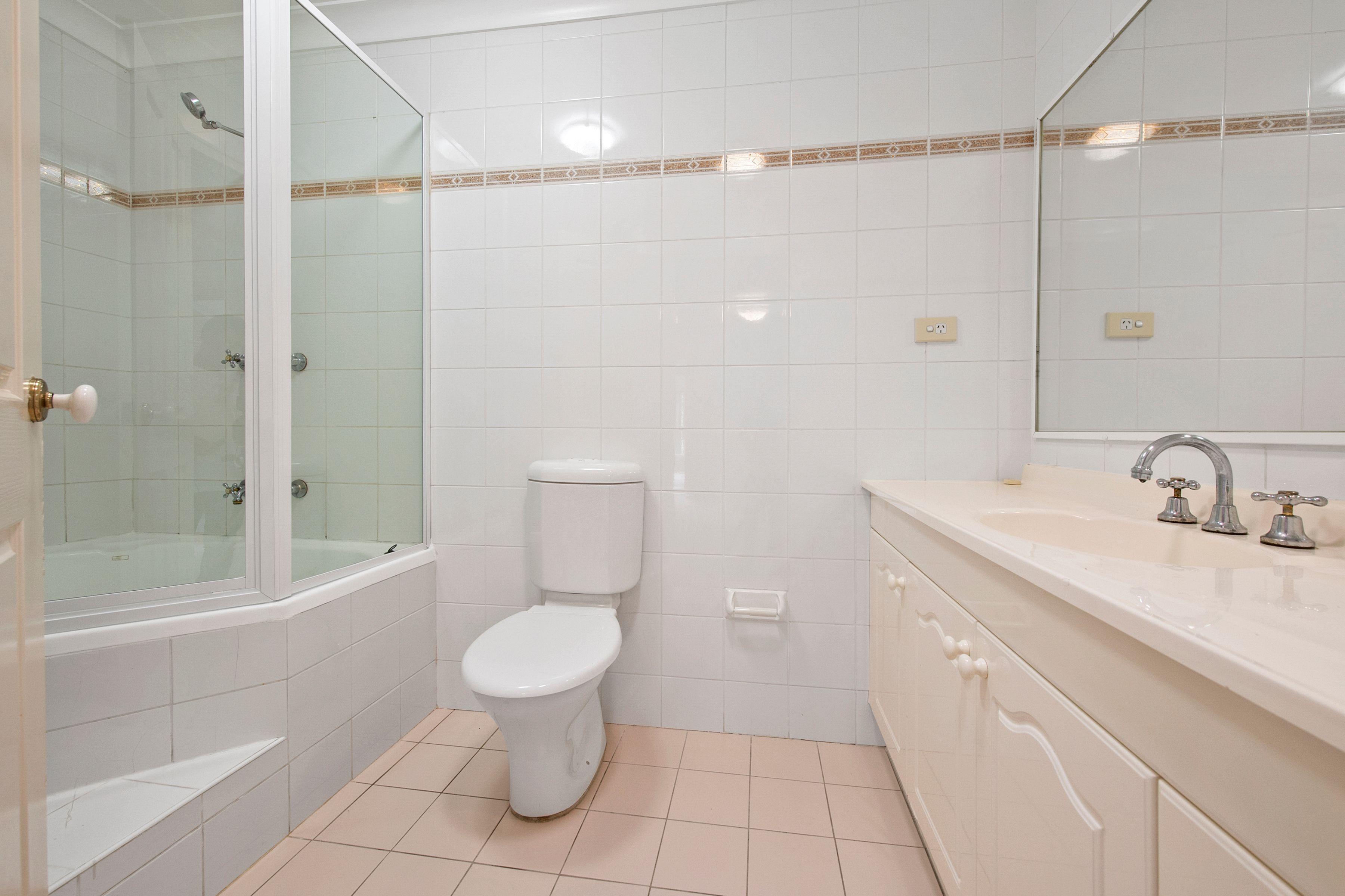 Spacious Top Floor Unit, Gas Included