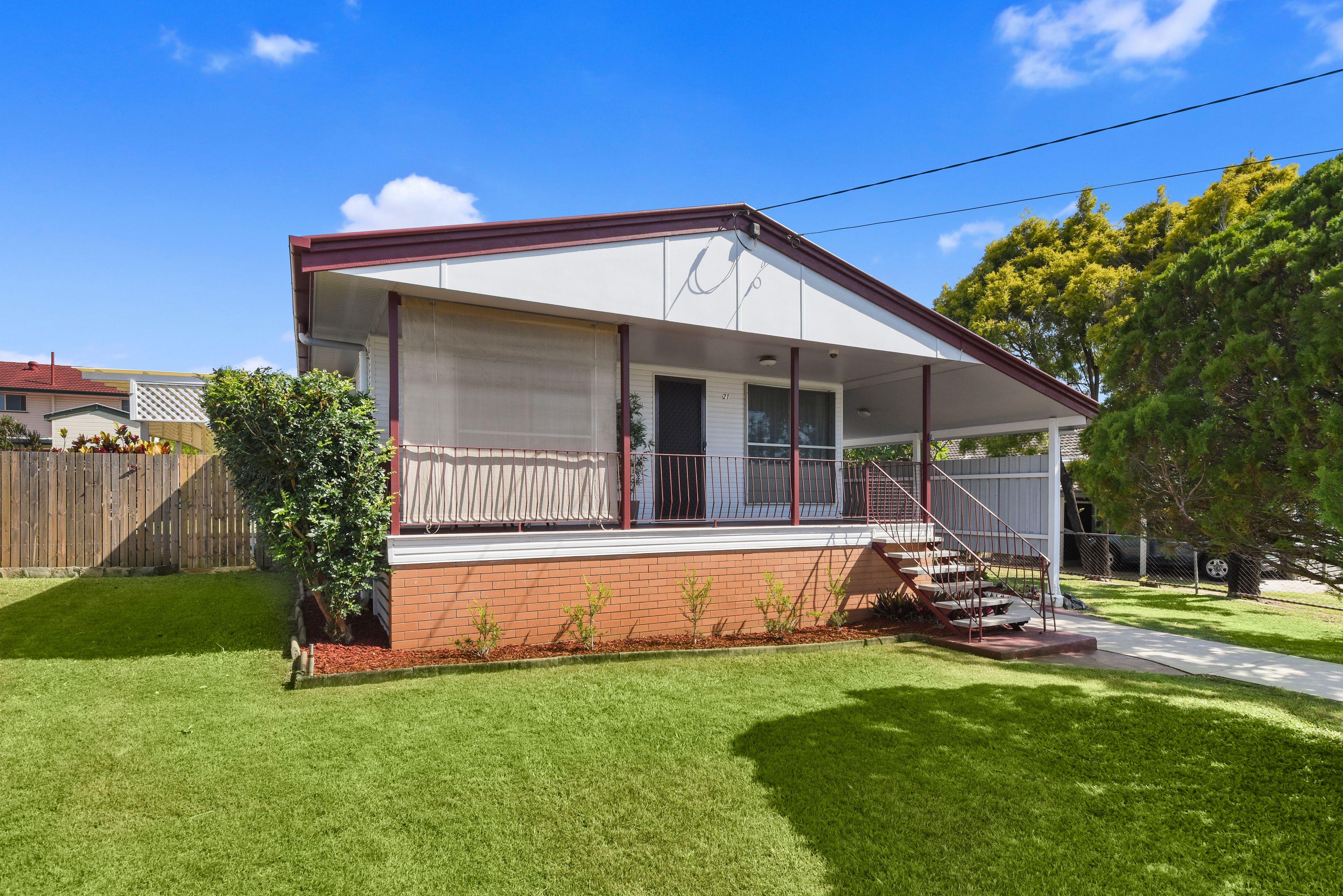 Lovely Little Lynette