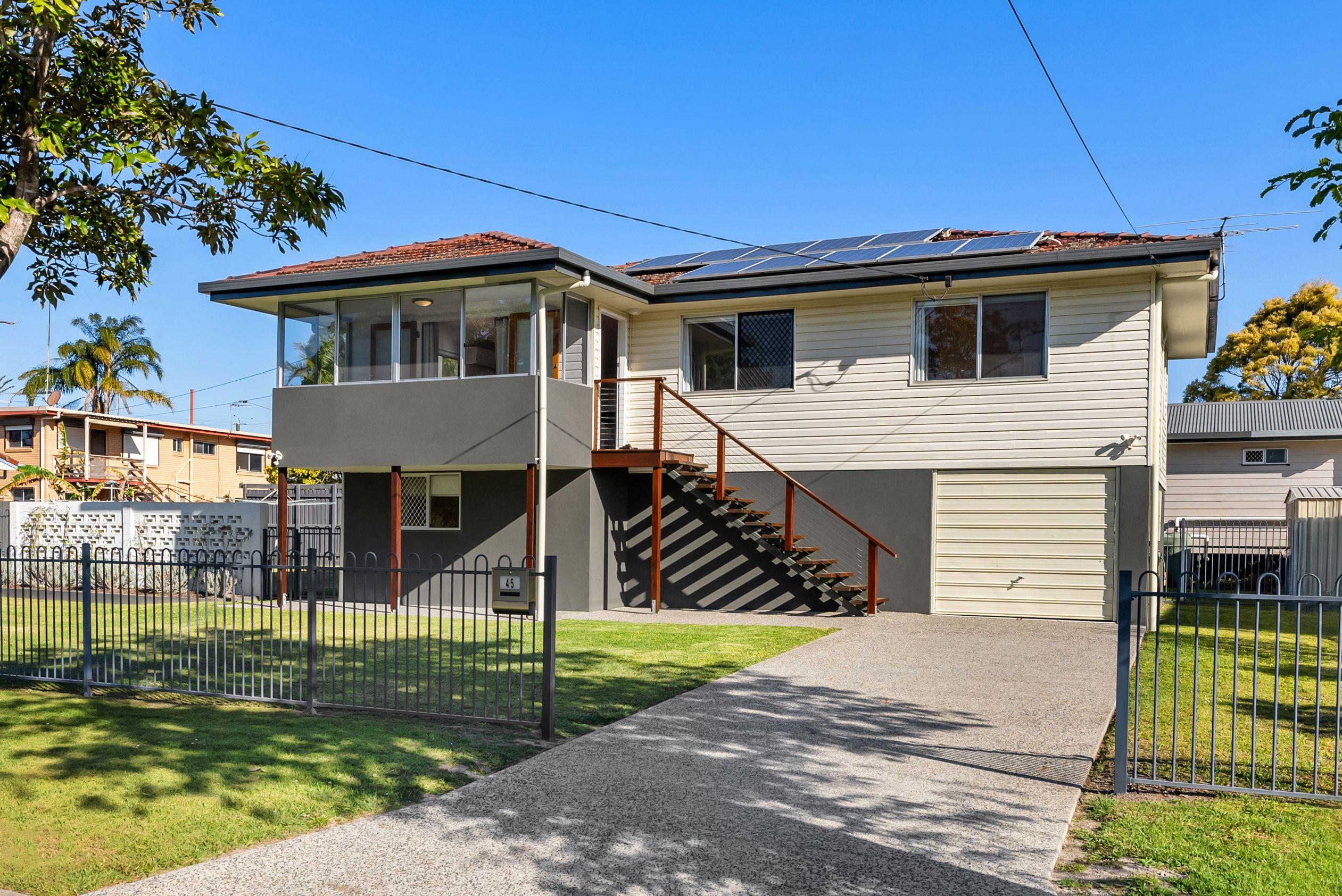 Coastal Living Just Moments from Suttons Beach!