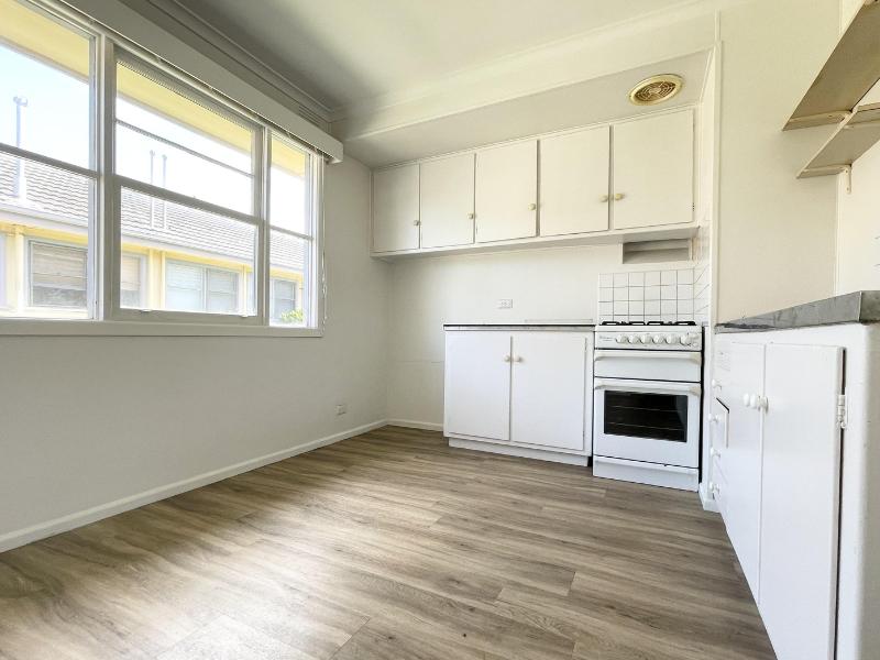 ONE BEDROOM CLOSE TO BEACH, STATION AND SHOPPING CENTRE