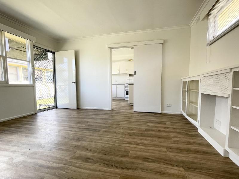 ONE BEDROOM CLOSE TO BEACH, STATION AND SHOPPING CENTRE