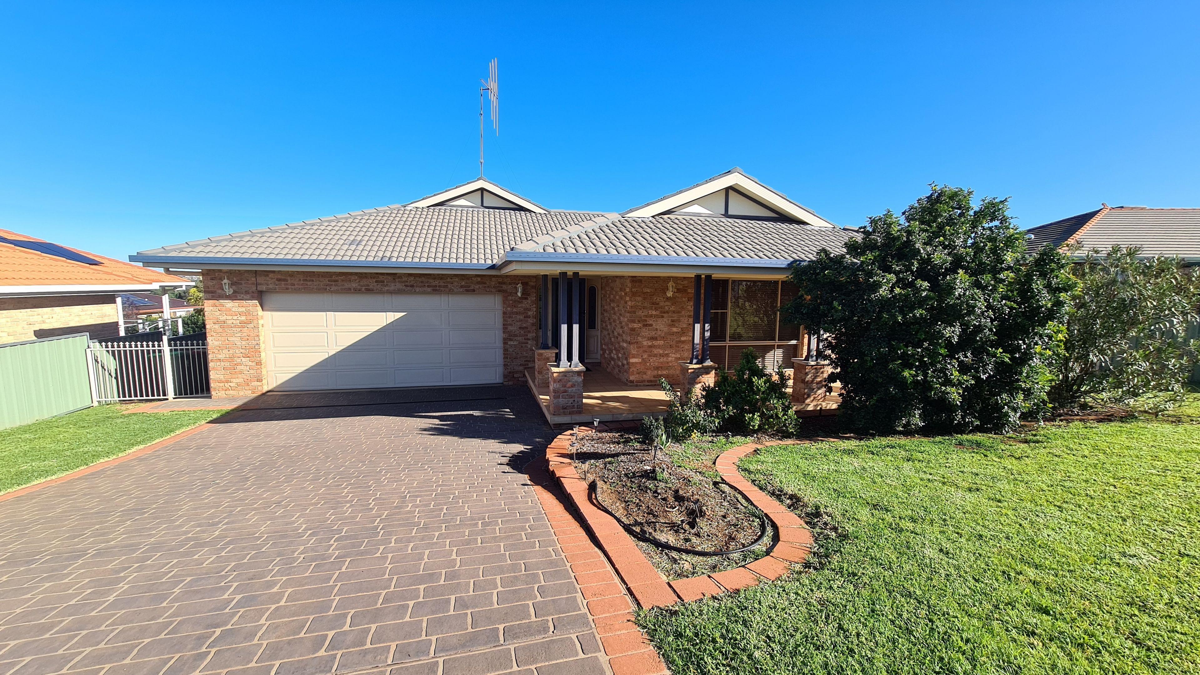 Prop-GPT: House: NSW Parkes, NSW 2870 Home For Rent