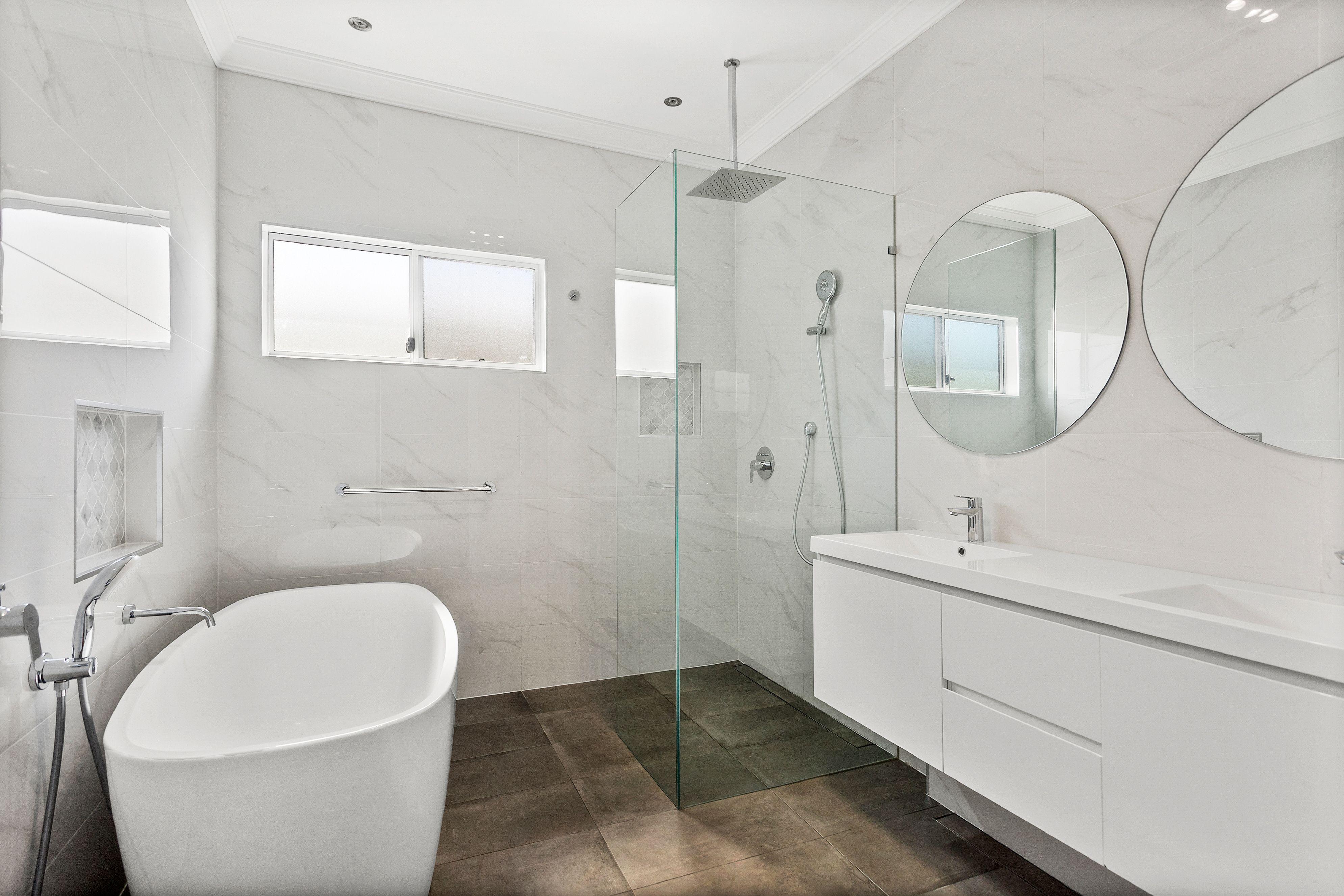 Lakeside Living with Space, Style & Stunning Views