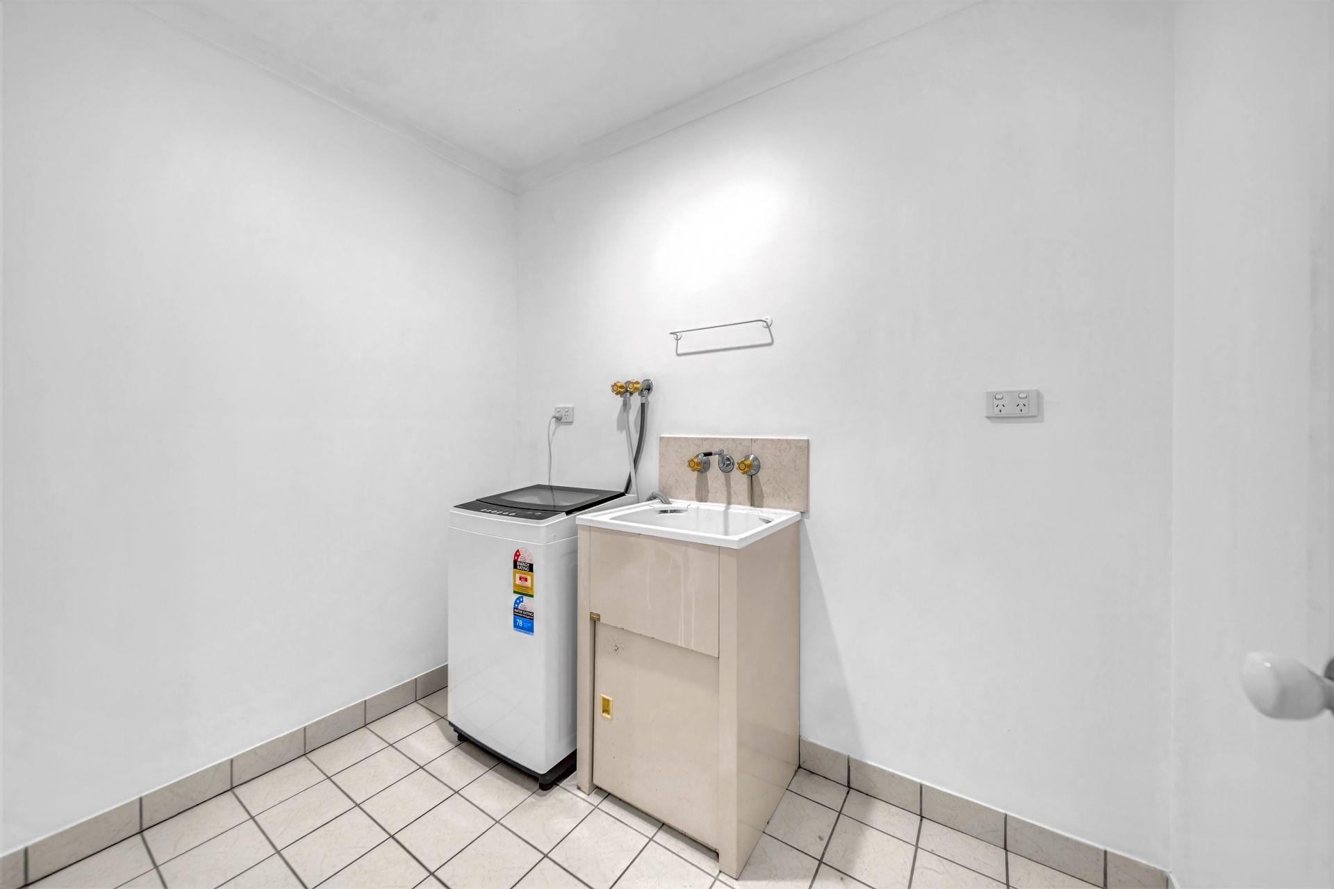 Modern 2-Bedroom Duplex in Prime Cannonvale Location