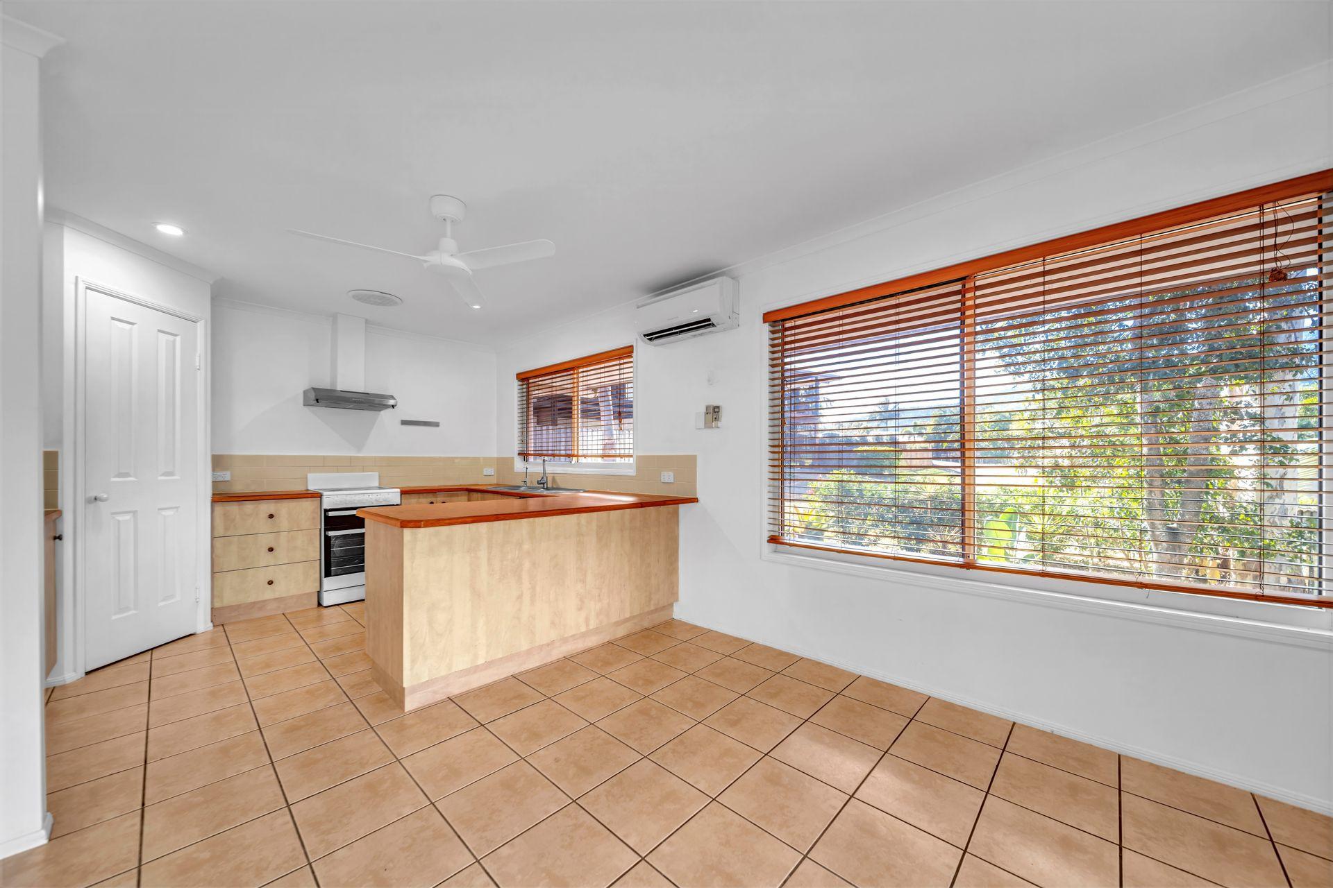 Modern 2-Bedroom Duplex in Prime Cannonvale Location