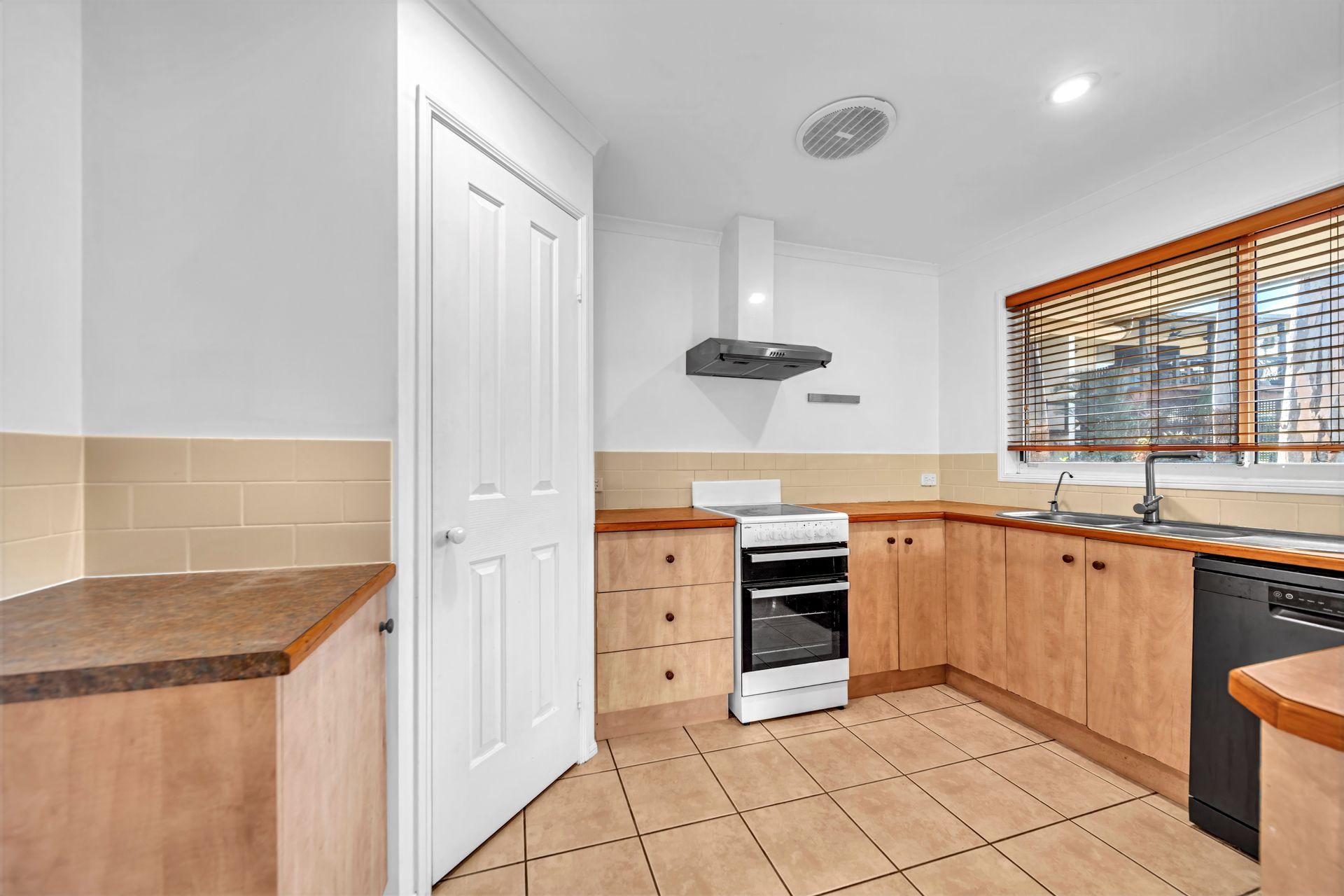 Modern 2-Bedroom Duplex in Prime Cannonvale Location