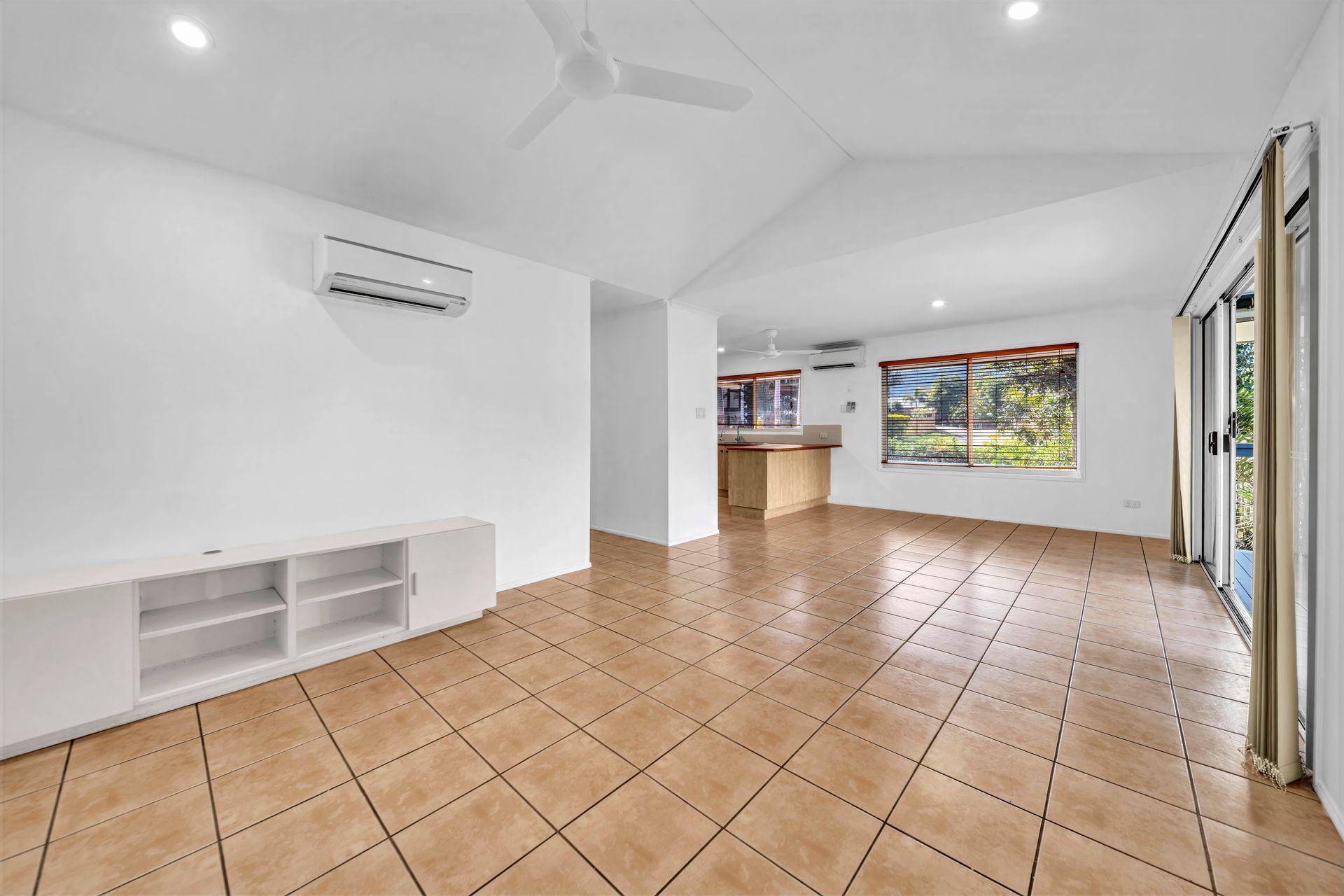 Modern 2-Bedroom Duplex in Prime Cannonvale Location