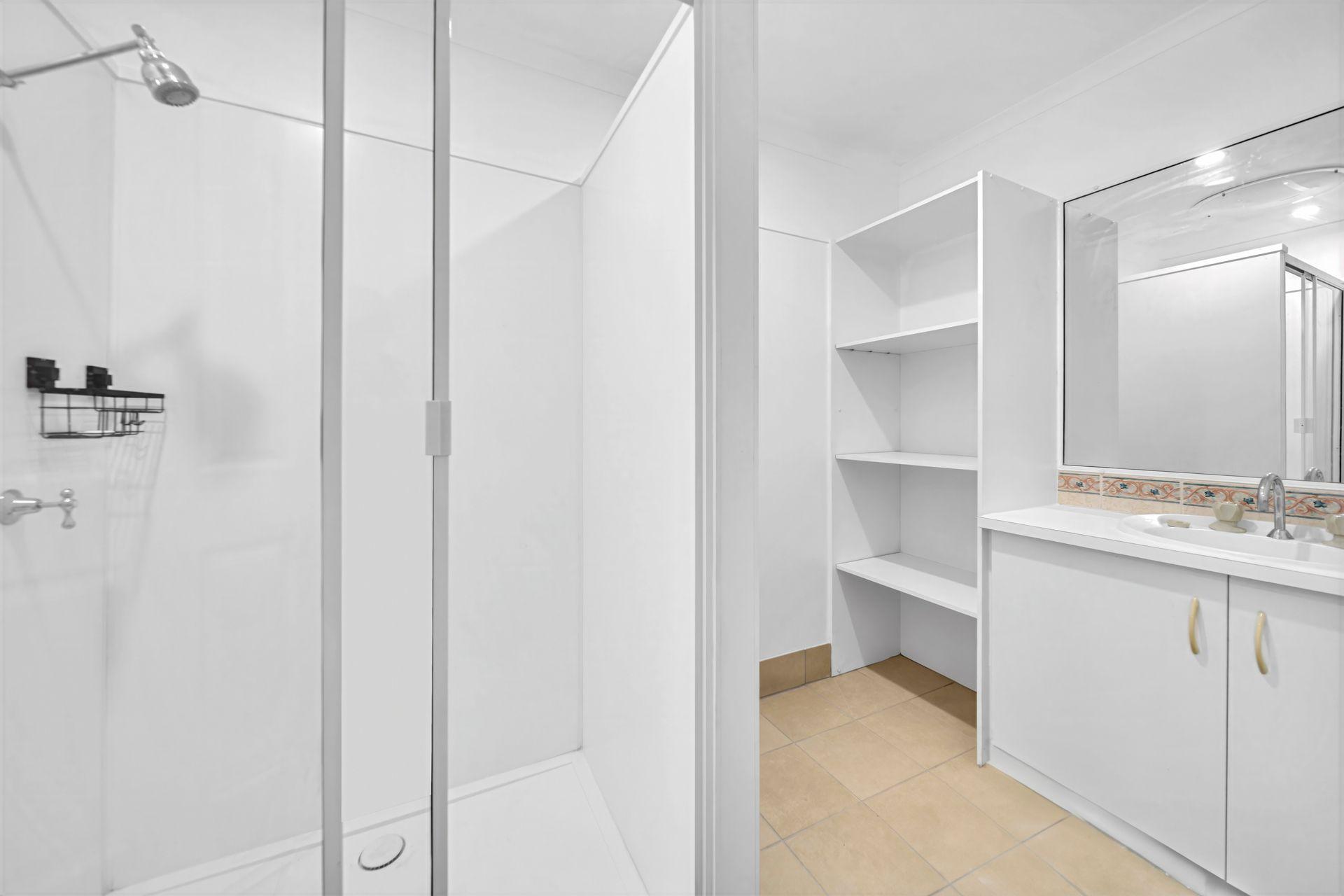 Modern 2-Bedroom Duplex in Prime Cannonvale Location