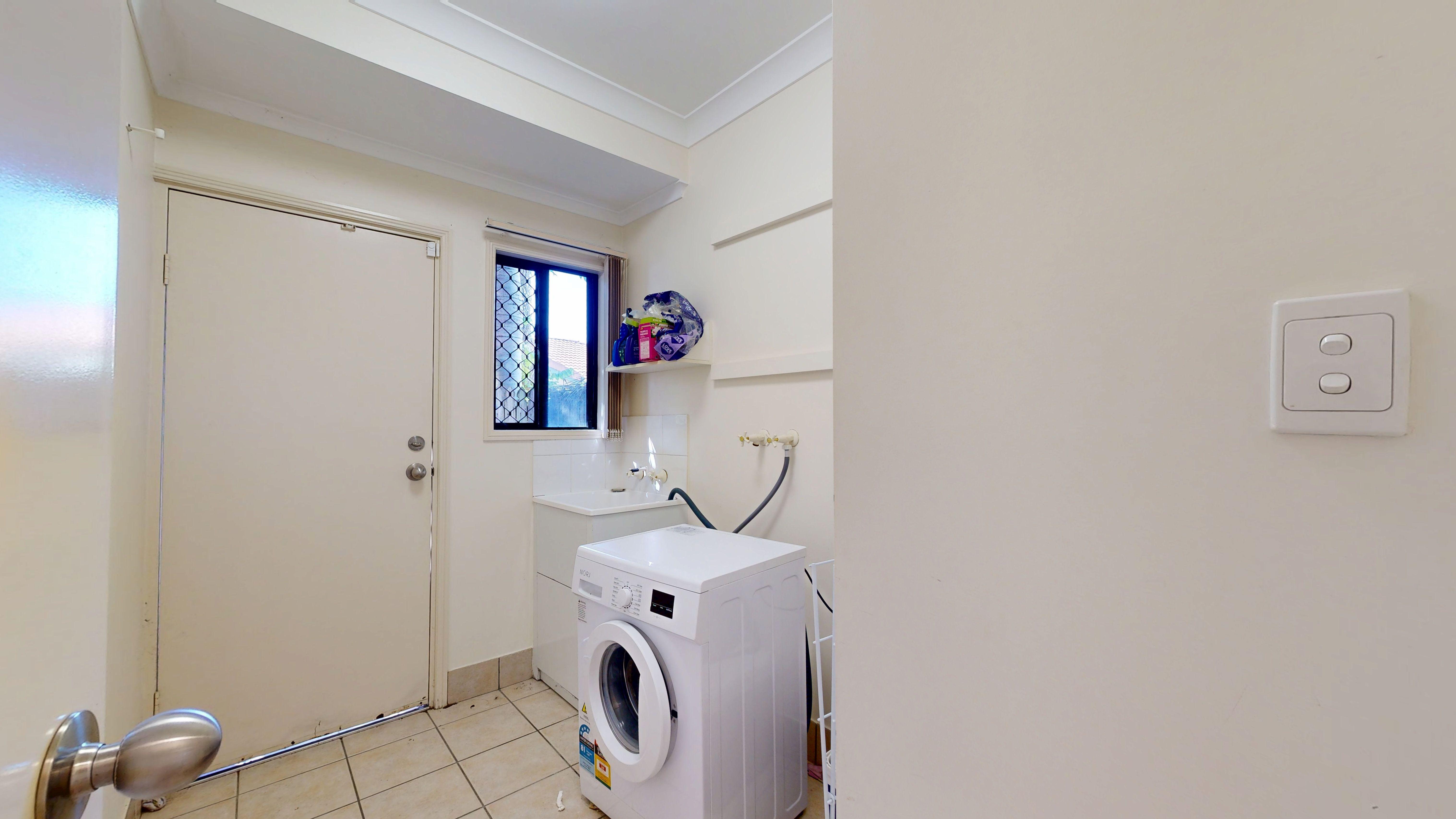$220 Share House Room Available