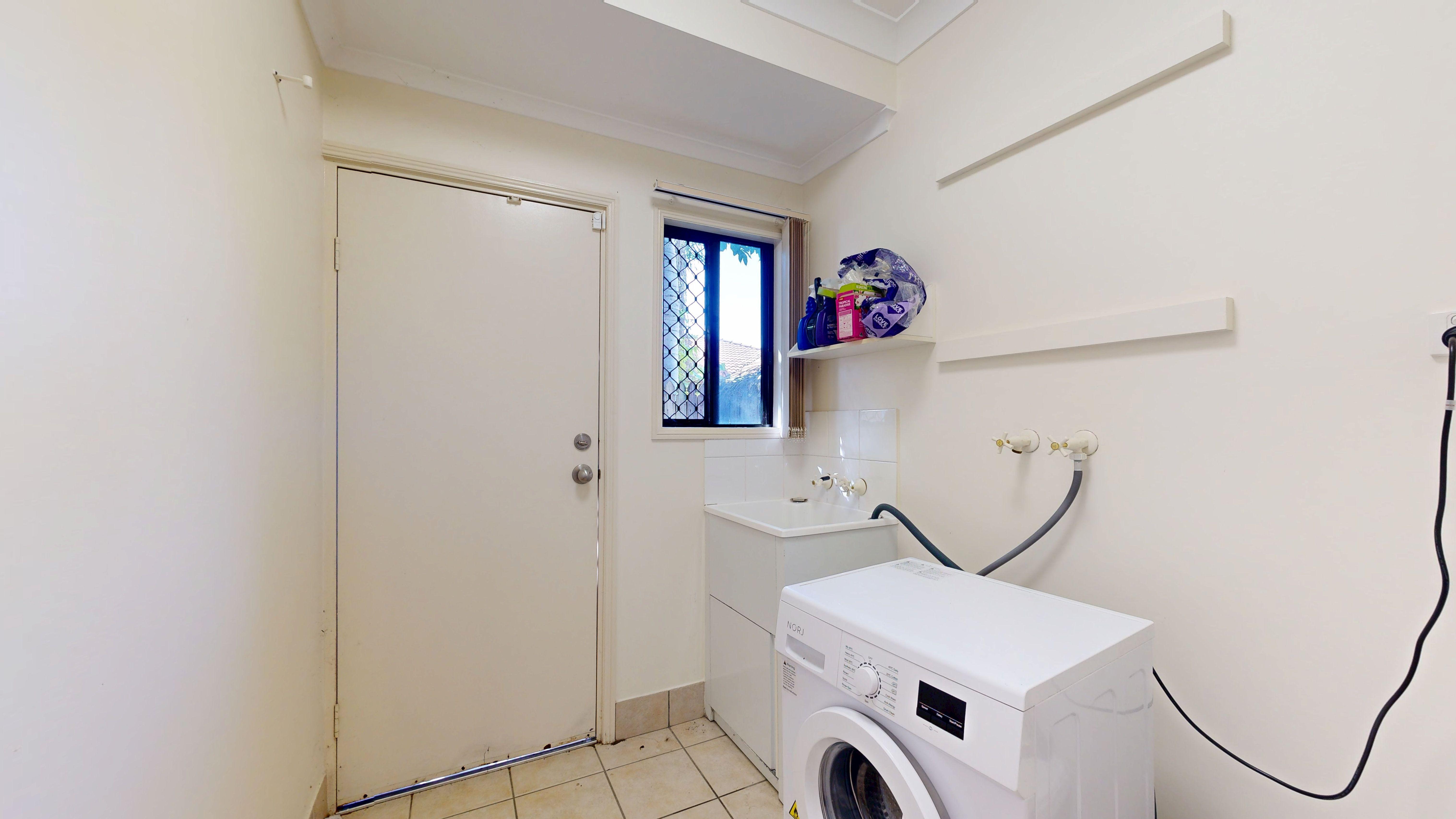$220 Share House Room Available