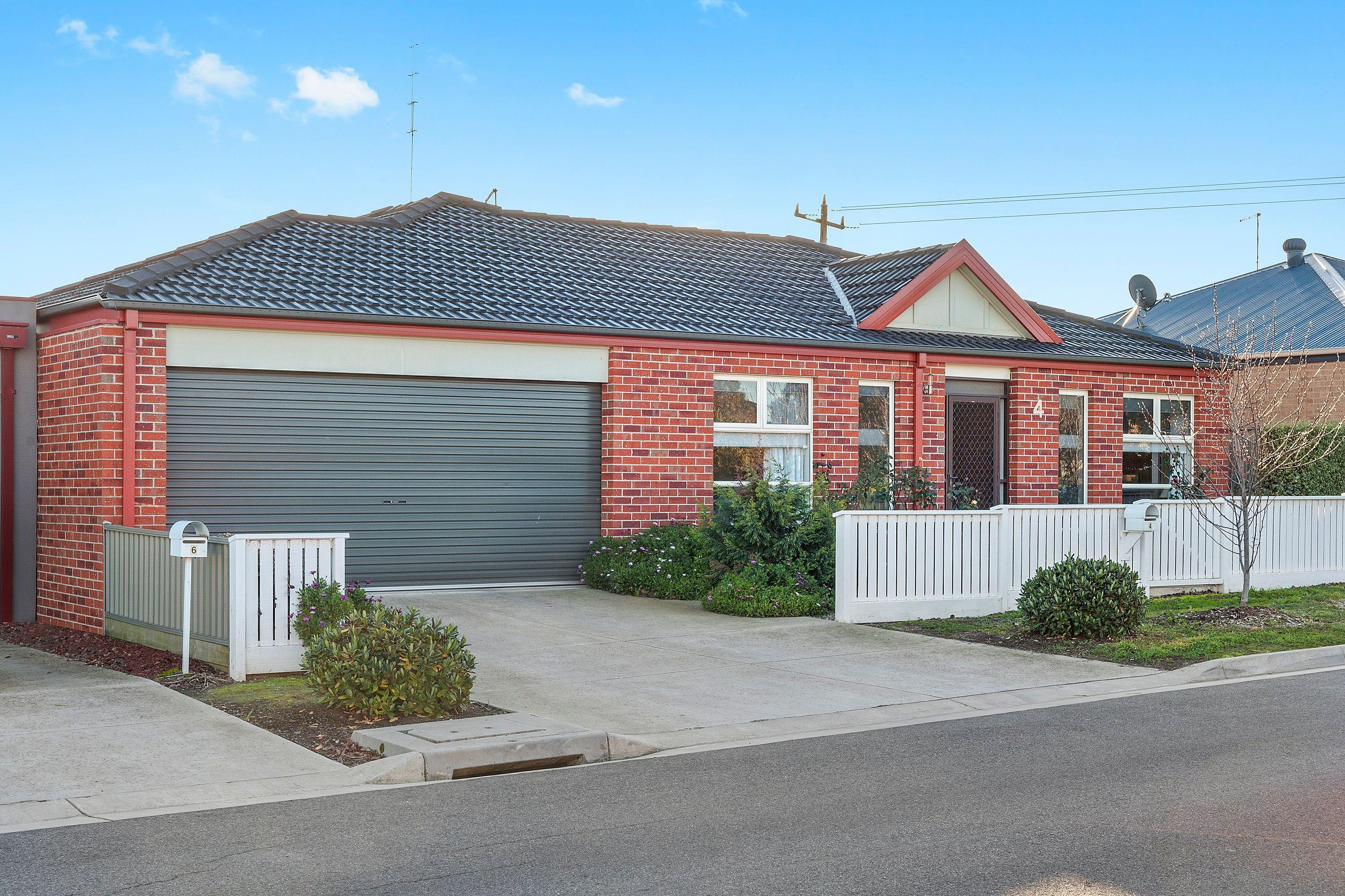 Spacious 3-Bedroom Home with Parkland Outlook