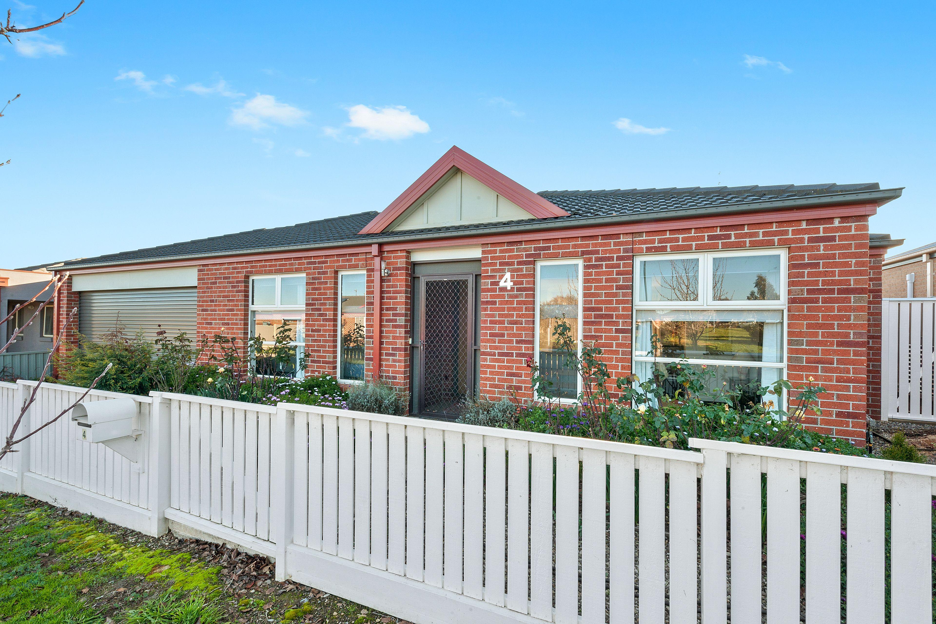 Spacious 3-Bedroom Home with Parkland Outlook