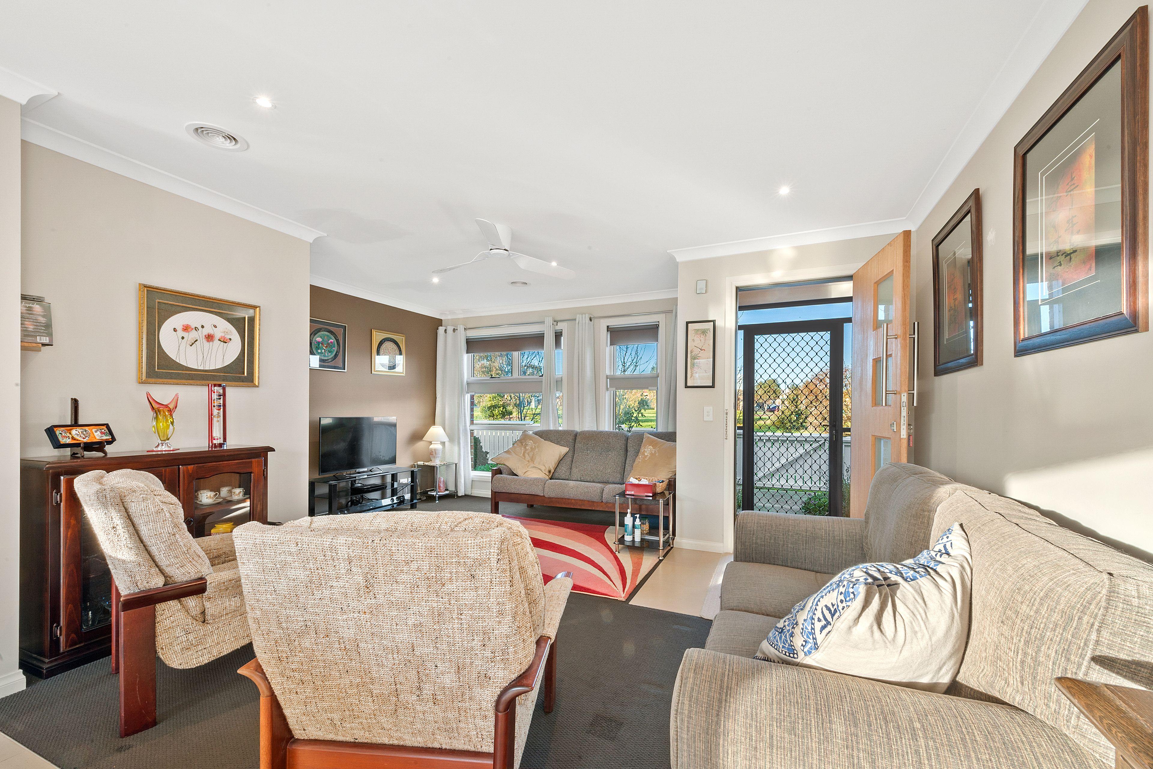 Spacious 3-Bedroom Home with Parkland Outlook