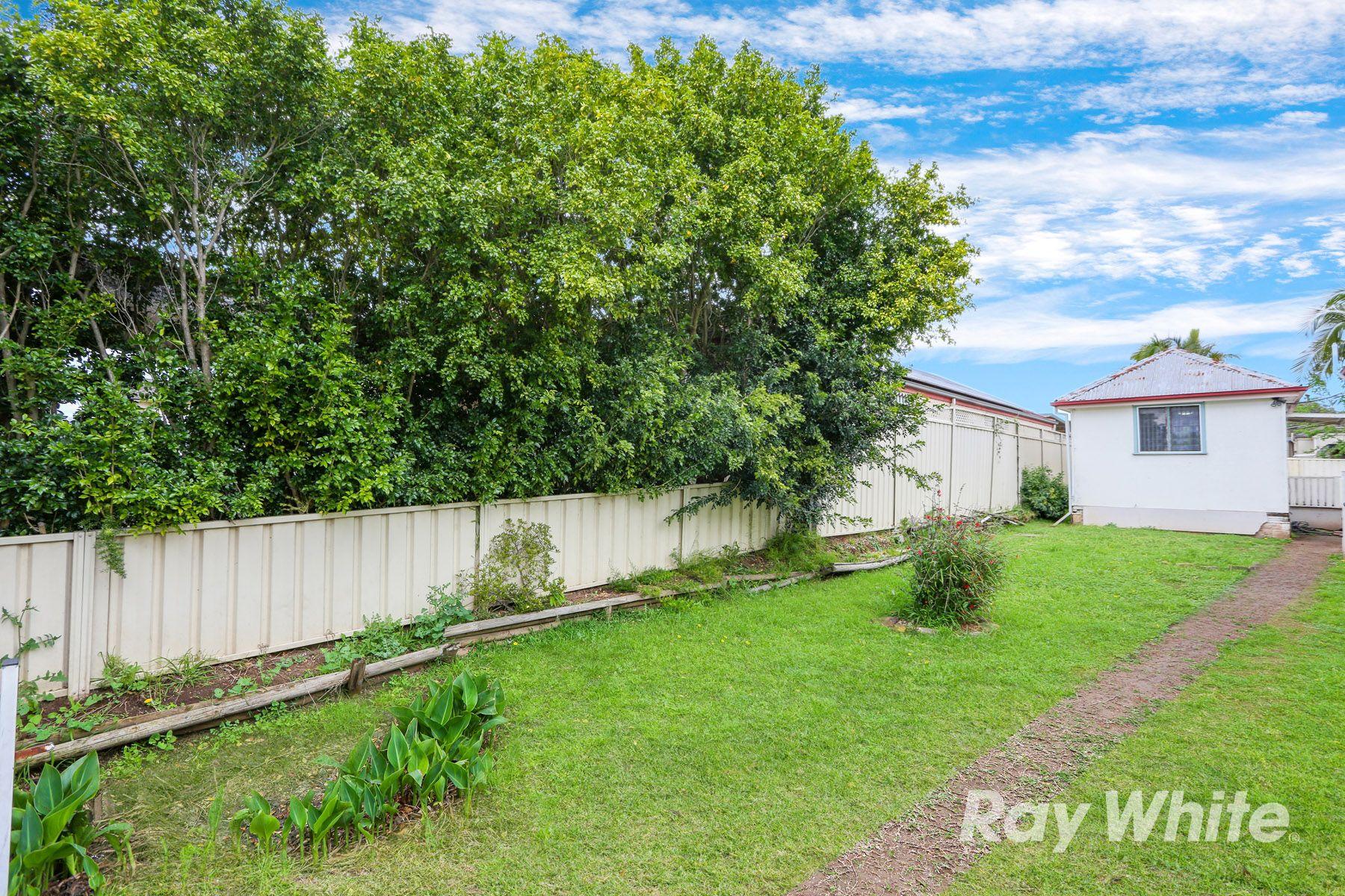 STREET FACING ONE BEDROOM GRANNY FLAT!