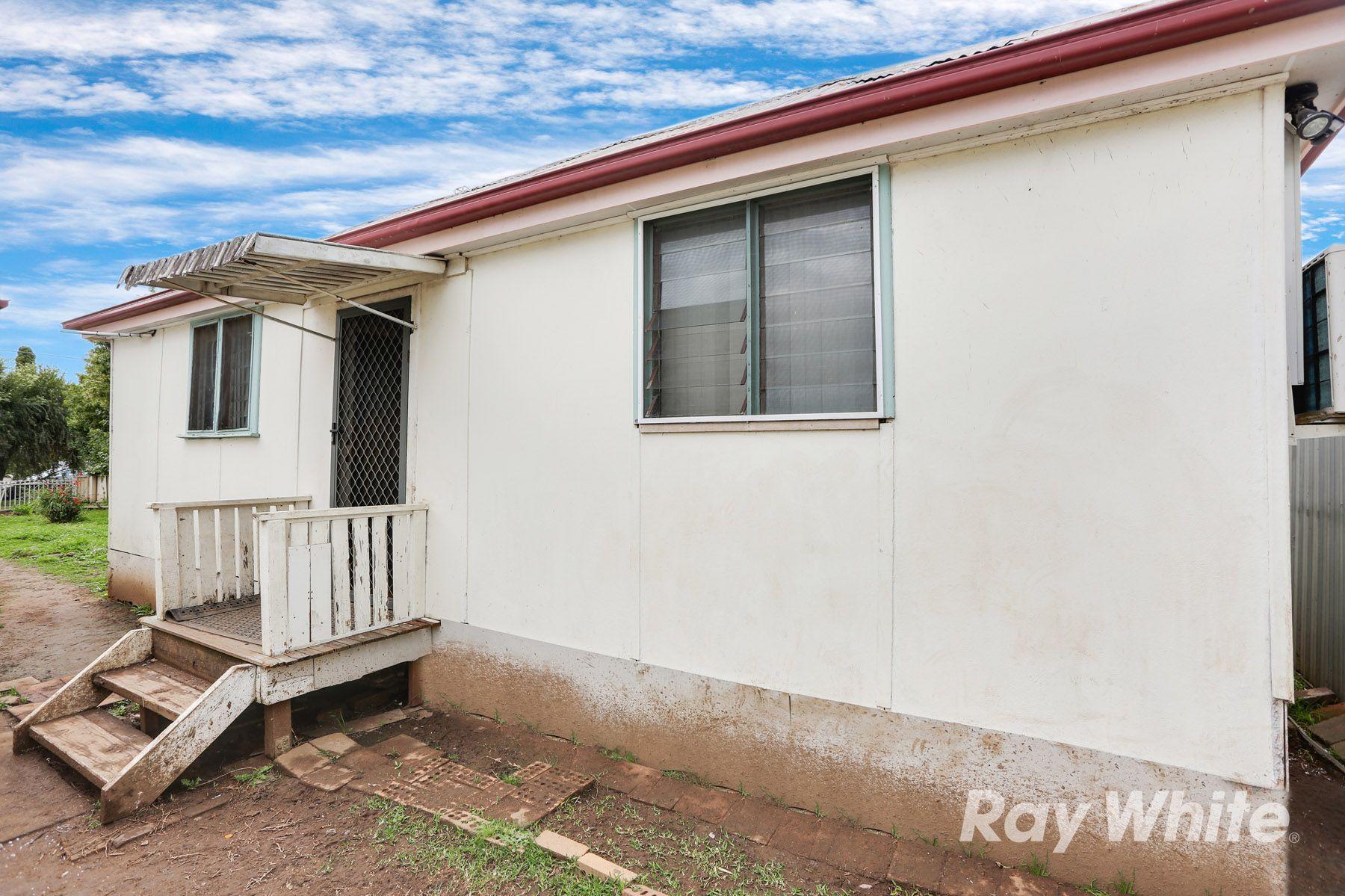 STREET FACING ONE BEDROOM GRANNY FLAT!