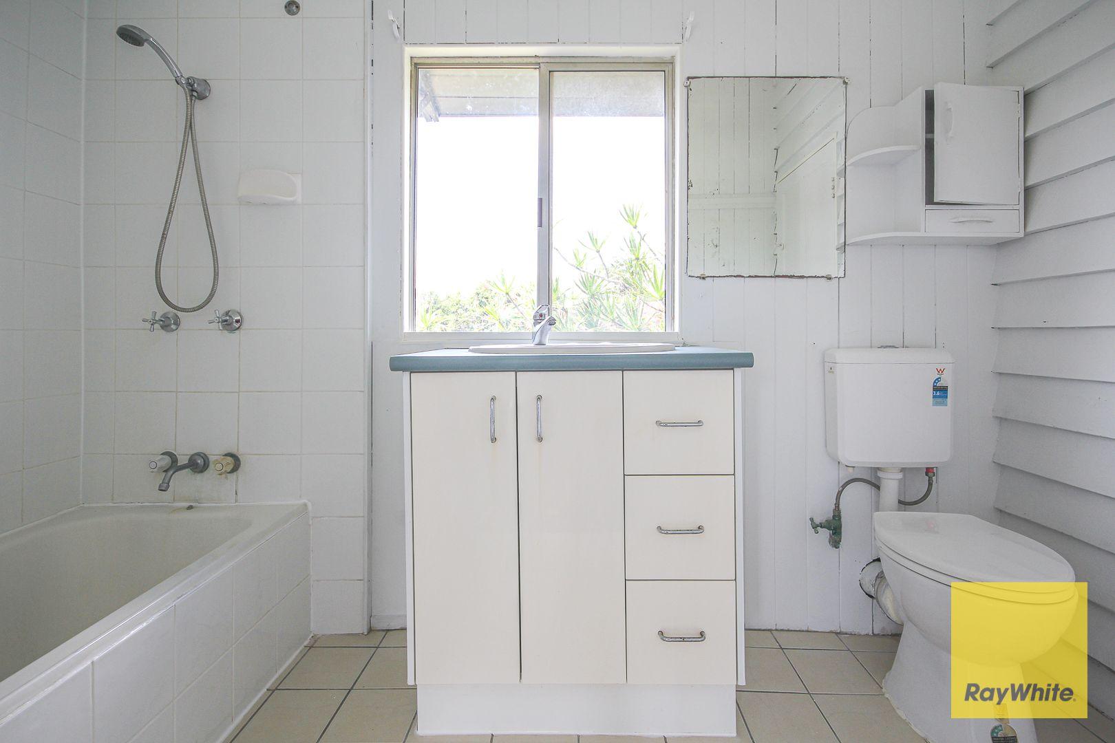 Neat and Tidy 3 Bedroom in Holland Park