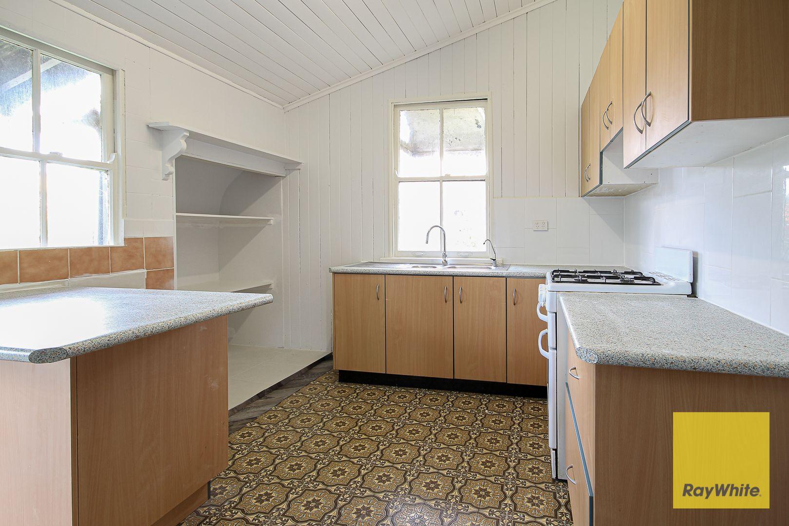 Neat and Tidy 3 Bedroom in Holland Park