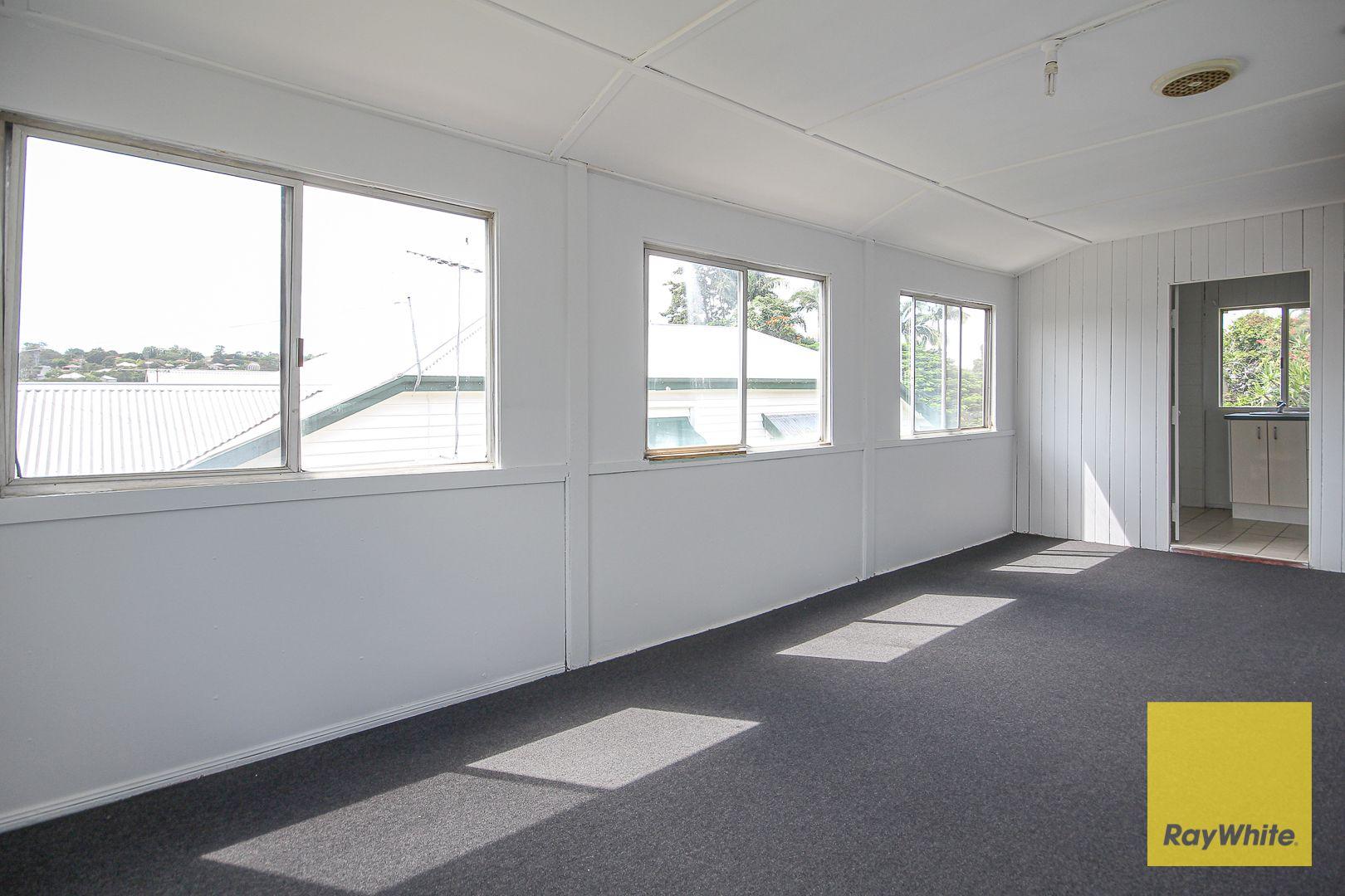 Neat and Tidy 3 Bedroom in Holland Park