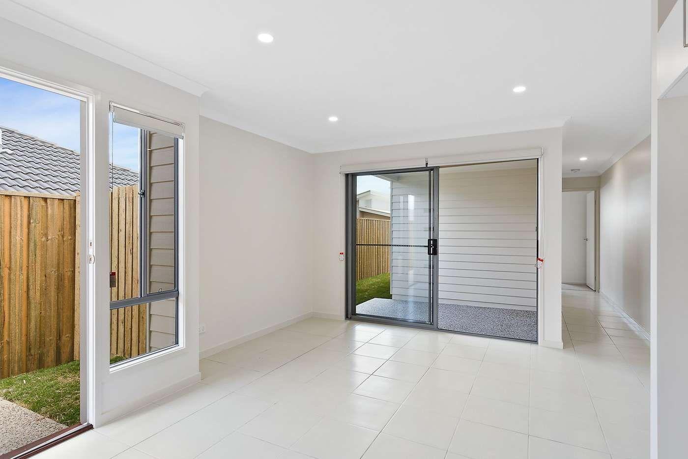 NEAR NEW 1 BEDROOM DUPLEX!!