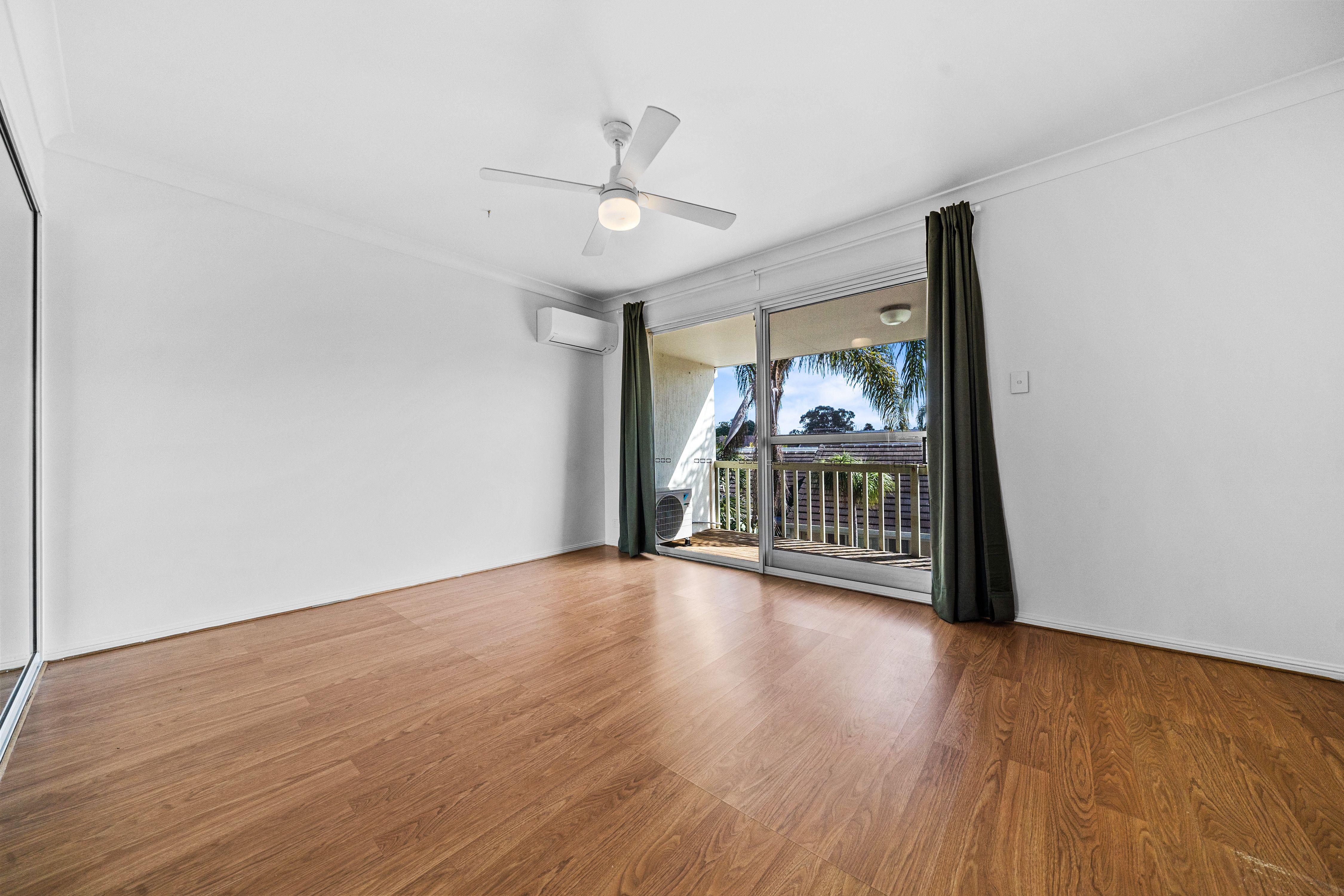 Charming Townhouse in a Quiet Bayside Complex